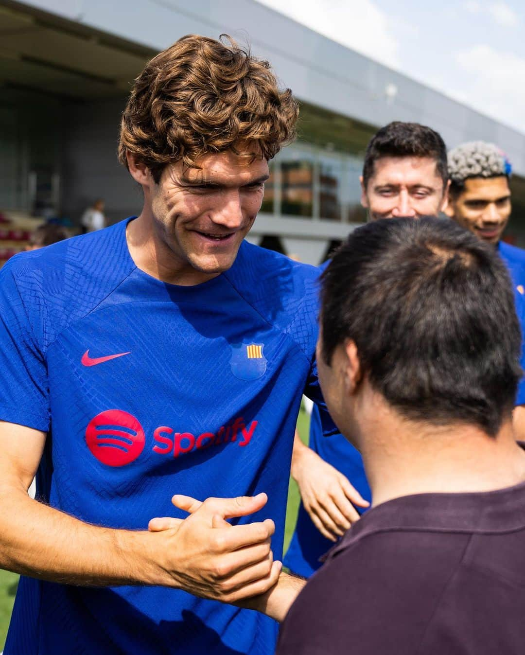 マルコス・アロンソ・メンドーサのインスタグラム：「Visita muy especial hoy de los cracks del @fcbgenuine   Un placer poder compartir un rato con vosotros! 🔴🔵  #marcosalonso」