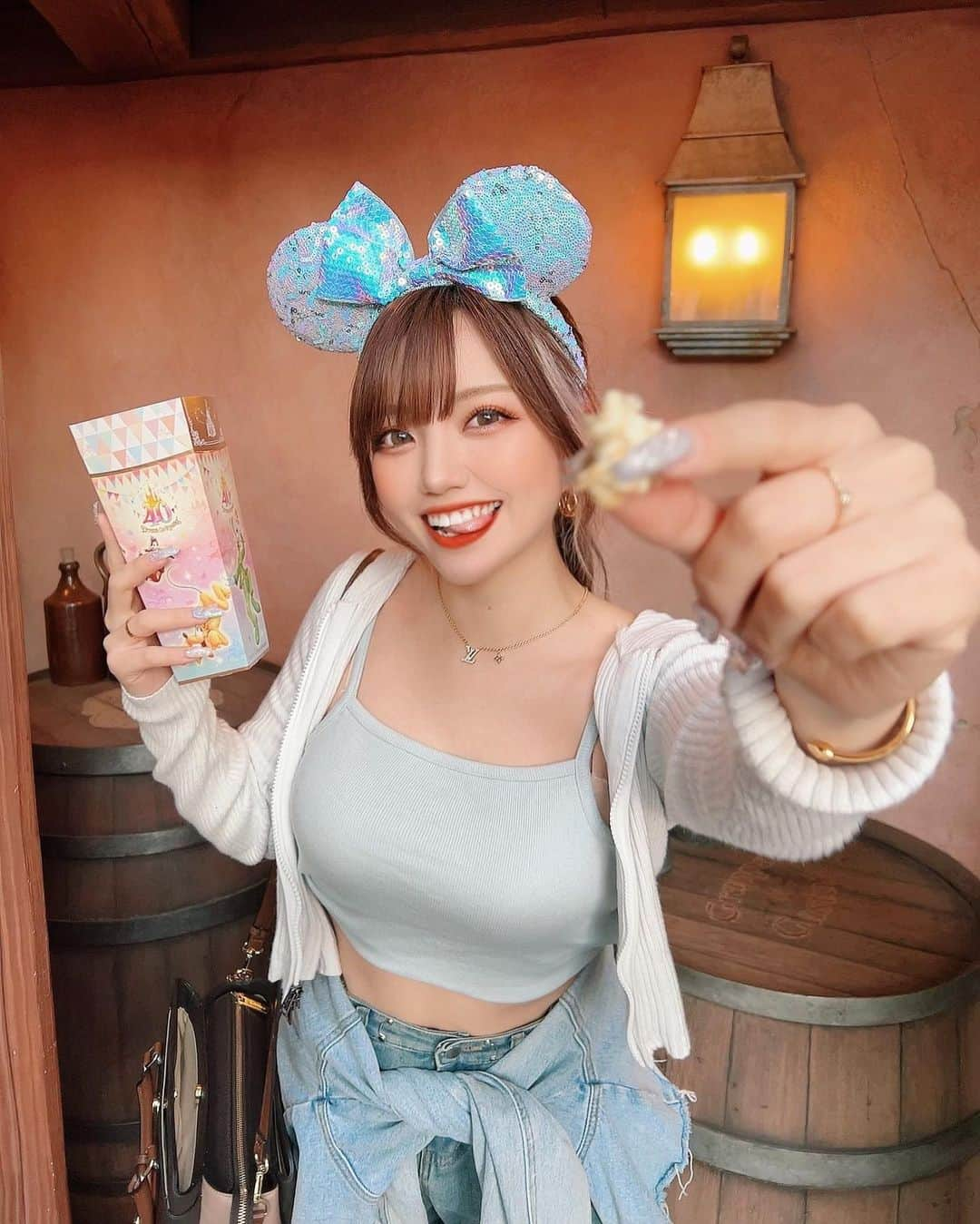 みきでりのインスタグラム：「Disneyland❤️🧡💛💚🩵💜🩷 あーーーー楽しかった(ˊo̴̶̷̤ ̫ o̴̶̷̤ˋ)✨✨ またこのメンツで丸々1日行きたい！！ (サプライズ登場のため18時インパ🏰)  何度も言いたくなるんだけど…🤭 このメンツは彼氏の地元の幼馴染なの！！ 小学校とかから一緒の子もいる！！ (この日来れてない人もいるけど)  でも、今では彼氏と同等(かそれ以上w)に 私と遊んでくれて、大人になってから こんなに童心に帰ってはしゃげる友達が できると思ってなかったから 本当に生涯大切にしたい仲間たち🫶✨  転勤族として育った私には「地元」が存在しないから こんなに素敵な地元の友達がいる彼氏が すっごく羨ましかったし、それと同時に 自分が少し寂しい人間に感じたけど  今は自分に新しい目標ができて、 それは将来みんなと同じ地元を共有すること！！🥹✨✨  そんな風に思える彼氏、友達に出会えたことに 心底感謝なり〜🌷💫💕　  わたしゃ幸せ者だ🤭🤭💕💕💕  ㅤ ㅤ ㅤ ㅤ ㅤ ㅤ #ディズニー #ディズニーランド #ディズニーコーデ #ディズニーフード #ディズニー40周年 #ブルーコーデ #水色コーデ　#カチューシャ #tokyodisneyland」