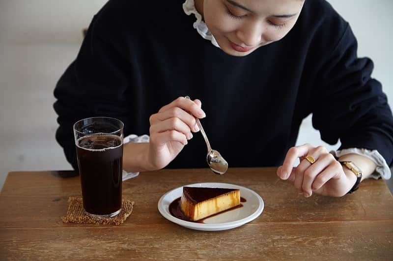 前田エマさんのインスタグラム写真 - (前田エマInstagram)「新しい連載がはじまりました！ 『前田エマの秘密の韓国』 秘密にしておきたいような、でもやっぱり友達に教えたいような、そんなお店について綴ります。 1回目は、ソウルではめずらしい時間の流れる「雨乃日珈琲店」　@amenohicoffee ☕️ Hanako webでご覧いただけます。月2回の更新予定です！ @hanako_magazine @mio_matsuzawa   hanako.tokyo/learn/379026/ #秘密の韓国」5月18日 22時27分 - emma_maeda