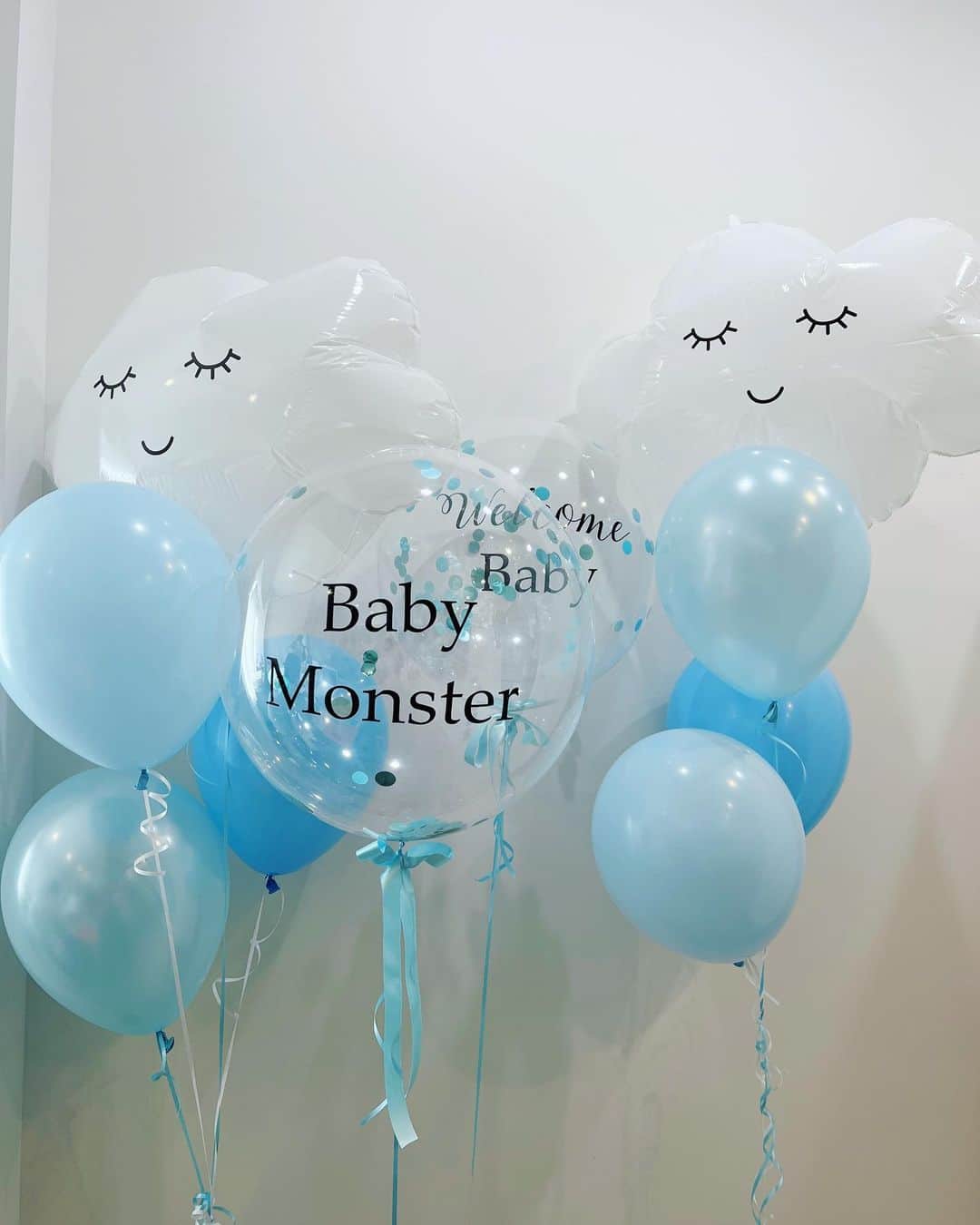Risako Yamamotoさんのインスタグラム写真 - (Risako YamamotoInstagram)「baby shower by @rosy.staff.monster 👶🏼🩵🤍  rosyの皆がサプライズでベビーシャワーをしてくれました☁️🩵🤍 撮影からオフィスに戻って来たら、オフィスが可愛いことに😭  あまりにもの驚きと嬉しさでウルウル🥺🤍  妊娠初期から本当にrosyの皆からサポートしてもらっているおかげでお仕事も続けられています♡ 出産ギリギリまでみんなと働きたい💛✨  皆が予想してくれたbabyのお誕生日、出生体重、お名前、似顔絵が楽しすぎました♡😆  ありがとうございました🎂🥳💐  #babyshower #rosymonster #ロージーモンスター #ベビーシャワー #maternitylife #マタニティライフ」5月18日 22時28分 - risako_yamamoto