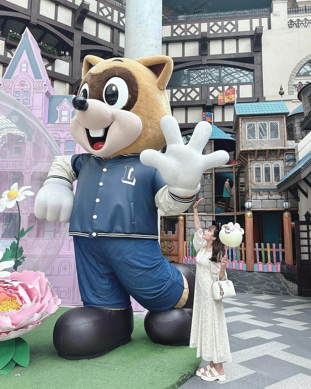 計良日向子（ひなひ）さんのインスタグラム写真 - (計良日向子（ひなひ）Instagram)「. ロッテワールドのフードは キャラ物が多くて全部可愛い🍭💞 . . . 私はわたあめを買ってみたー🤍🤍 めちゃくちゃ可愛くない？💞 フード充実してるの最高すぎる！ . . . 韓国前にネイルは新しくしたよ💅♡ 春ぽくて可愛い💕 @raviy_mai さんありがとうございます🤍 @raviy31 . . . . 👗ワンピース　@mercuryduo_com . 👜バッグ　@uniqlo_jp . . . . #韓国旅行 #韓国コーデ #渡韓 #ロッテワールド #パークフード #カチューシャコーデ #mercuryduo #マーキュリーデュオ #ひなひネイル #韓国ネイル #中華ネイル」5月18日 22時28分 - kerahinako1105