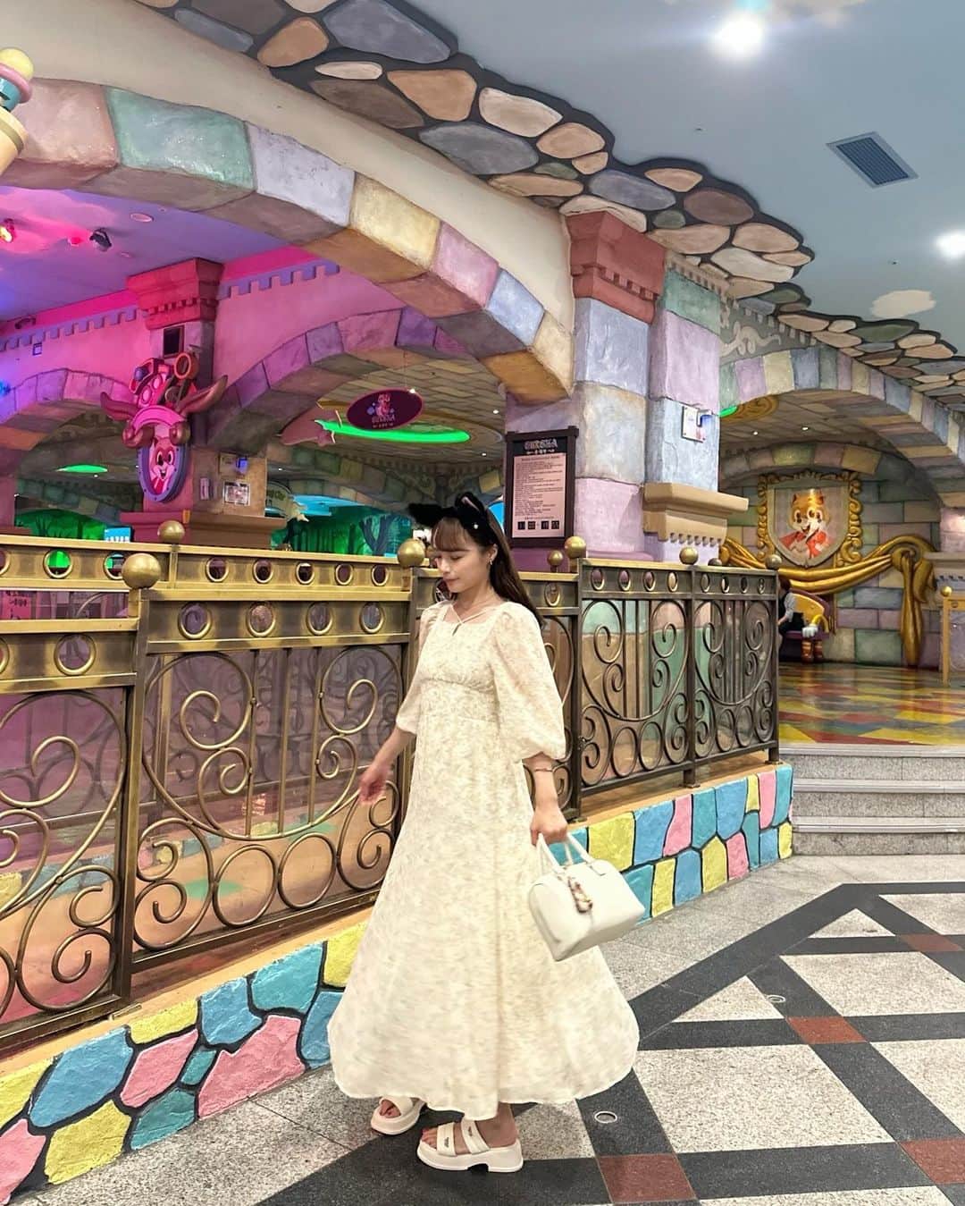 計良日向子（ひなひ）さんのインスタグラム写真 - (計良日向子（ひなひ）Instagram)「. ロッテワールドのフードは キャラ物が多くて全部可愛い🍭💞 . . . 私はわたあめを買ってみたー🤍🤍 めちゃくちゃ可愛くない？💞 フード充実してるの最高すぎる！ . . . 韓国前にネイルは新しくしたよ💅♡ 春ぽくて可愛い💕 @raviy_mai さんありがとうございます🤍 @raviy31 . . . . 👗ワンピース　@mercuryduo_com . 👜バッグ　@uniqlo_jp . . . . #韓国旅行 #韓国コーデ #渡韓 #ロッテワールド #パークフード #カチューシャコーデ #mercuryduo #マーキュリーデュオ #ひなひネイル #韓国ネイル #中華ネイル」5月18日 22時28分 - kerahinako1105