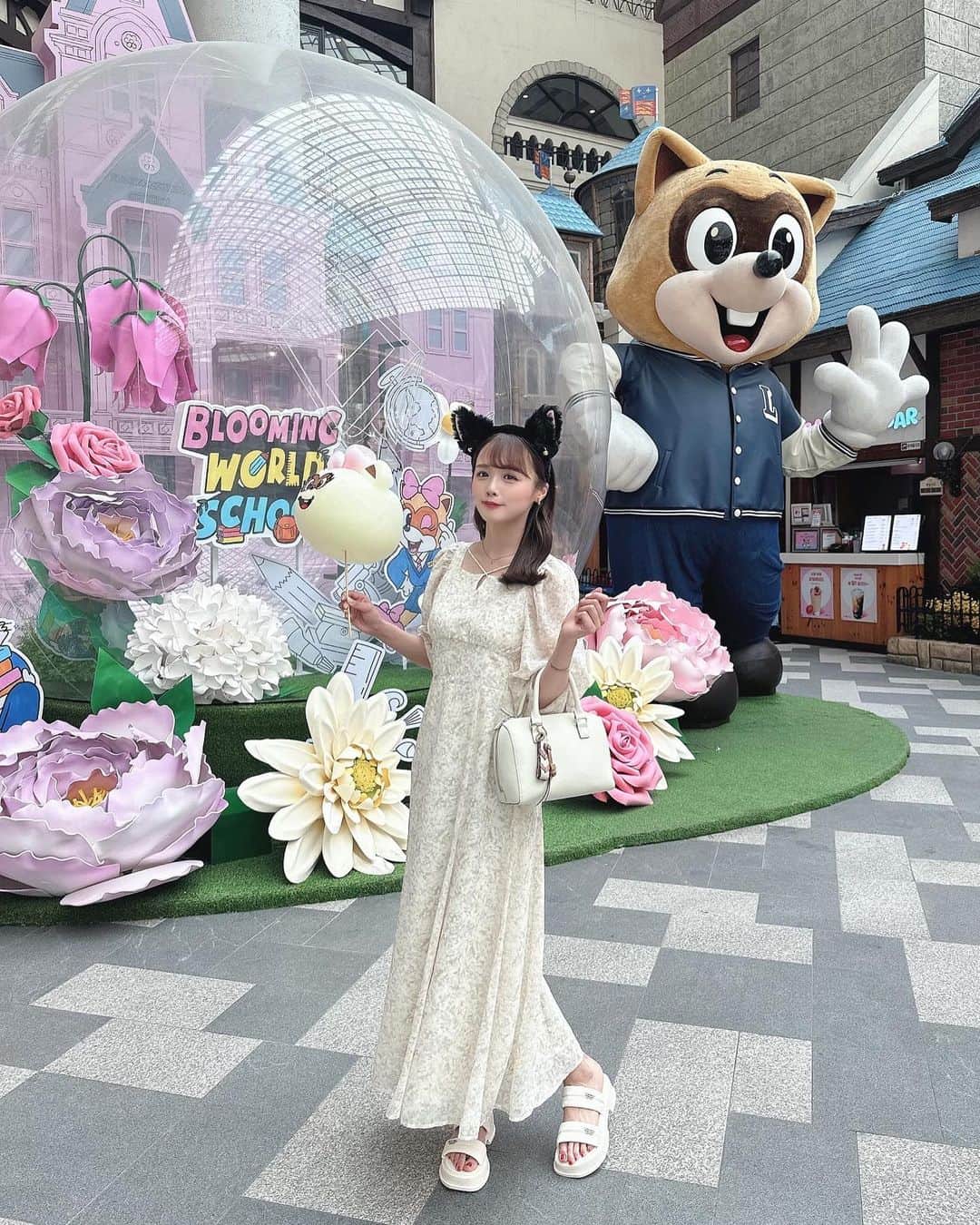 計良日向子（ひなひ）さんのインスタグラム写真 - (計良日向子（ひなひ）Instagram)「. ロッテワールドのフードは キャラ物が多くて全部可愛い🍭💞 . . . 私はわたあめを買ってみたー🤍🤍 めちゃくちゃ可愛くない？💞 フード充実してるの最高すぎる！ . . . 韓国前にネイルは新しくしたよ💅♡ 春ぽくて可愛い💕 @raviy_mai さんありがとうございます🤍 @raviy31 . . . . 👗ワンピース　@mercuryduo_com . 👜バッグ　@uniqlo_jp . . . . #韓国旅行 #韓国コーデ #渡韓 #ロッテワールド #パークフード #カチューシャコーデ #mercuryduo #マーキュリーデュオ #ひなひネイル #韓国ネイル #中華ネイル」5月18日 22時28分 - kerahinako1105