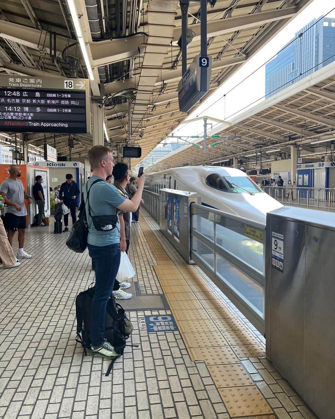 キャシー中島さんのインスタグラム写真 - (キャシー中島Instagram)「* 優しいおばあちゃん、 ミカリです🐈  17歳のミカリ、人間で言うと84歳、おばあちゃんの歳ですがとっても可愛いの💕  ビンに入れた スグリの実が少し赤くなり始めました。 可愛い❤️❤️  さて、 今日は神戸に行きます。 東京駅のホームには外国からの観光客がいっぱい‼️  明日、神戸にルトサロンで2クラスのレッスンです。 今日は神戸に入るだけなので、リラックスしています。  船の旅でたくさん充電しましたので！ チョー元気です❣️ しばらくはやる気満々で仕事頑張ります。 コロナで行けなかった、皆さんの街まで行きますよ。 先ずは 静岡でお会いしましょうね❤️  新幹線の中で🚄読みたかった本を読みます！」5月18日 22時38分 - official_kathynakajima