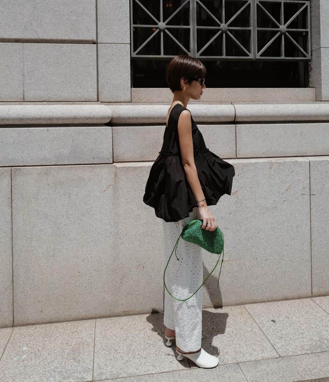 正中雅子のインスタグラム：「🎈🎈🎈  暑い夏に、1枚できまるトップスが欲しくてバルーンシルエットに🎈  柔らかくて心地いいメモリー素材を使用してフォルムを作りました☺︎ 肌にも張り付かなくて暑い日にも最高！  そしてお洗濯してもシワにならずに優秀なやつ🫶  パンツは、カットワークレースシリーズのパンツ！ 異素材感のあるものをスタイリングすると こなれた雰囲気になって好き♡  このパンツもめちゃくちゃストレスフリーです！  5.24 wed 12:00 in stock!  #MACHATT #masaco服」