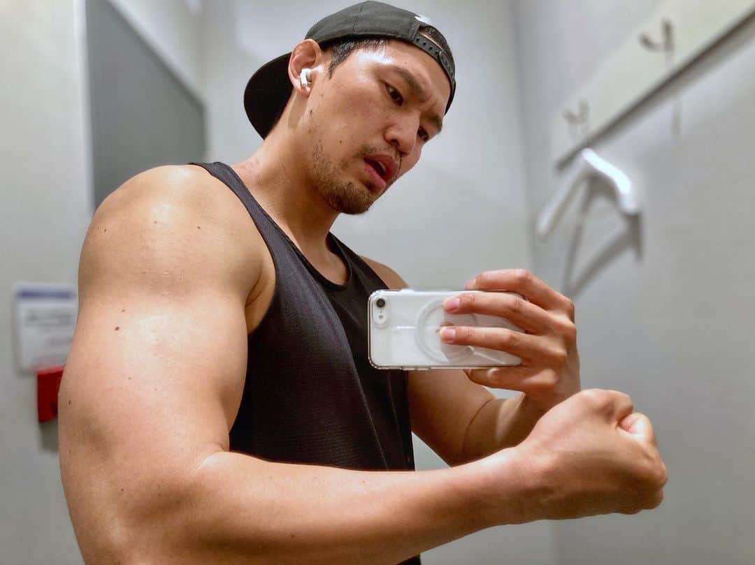 小柳心のインスタグラム：「スクワットしてる時、ほんとなんでこんな重たいもの担いでしゃがんだり立ったりしてんだろって思う時、あるしん🙃  #小柳心 #コヤナギシン #俳優 #脚本家 #workout #bodymake #training」