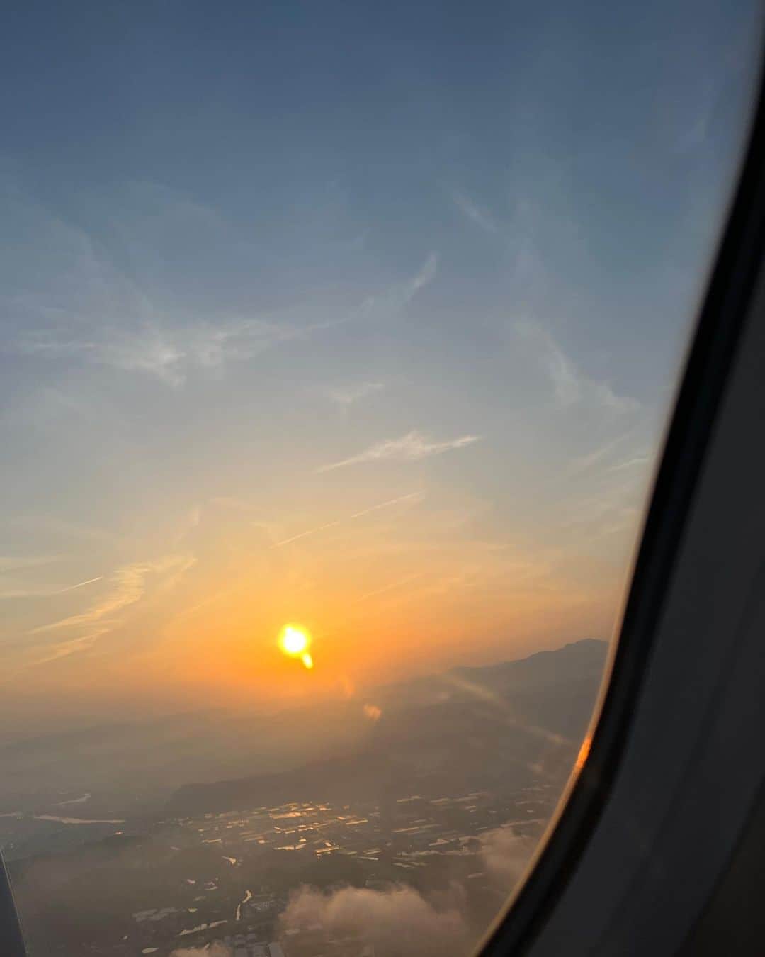 福田葉子のインスタグラム：「帰りの機内からは夕焼け。弾丸でしたが充実した出張でした。  太平洋に面した南国ムードあふれる高知県。海と緑と陽射し。底抜けに明るい、おおらかさ。お酒が好きで食べ物がおいしくて人も温かい。 なんだか、高知はふるさと鹿児島にとてもよく似た場所でした。南国ってこんな感じよね…と妙に得心して帰京しました。 #sunset #plain #view #trip #business #kochi #sunny #夕焼け　#夕日　#飛行機　#出張　#旅　#高知　#高知県　#南国　#四国」