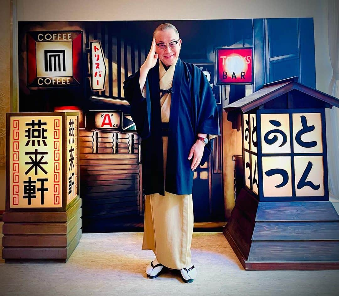 岩下尚史のインスタグラム：「. . 『小津安二郎展』に招かれ、薫風に薔薇の香かよふ、神奈川近代文學舘を訪れけり。 . 行き届いて充實した展示を拜見すること、たつぷり二時間を要すほどで、小津監督に顕著な無常迅速ものゝあはれをふりかへり、確かめ、肚に落として堪能すなり。 . 知友とかはせし貴重な書簡多きなかにも、敗戰直後の東寶爭議の折、筈見恒夫宛てに「理論や理窟や潔癖で映畫は出來ない」と書き送りしものは眼にも心にも殘りぬ。文學座分裂時の杉村春子の禮狀、里見弴や山本富士子たちの親身な消息あるは嬉し。 . そのほかにも『彼岸花』で浪花千榮子が京都から御機嫌伺ひに出る平山家に飾られてゐた岸田劉生作『小流春閑』、同じく山本富士子が逗留中の築地の旅館を彩りし梅原龍三郎の萬暦赤繪などを間近な距離でながめられるなど、小津映畫の贔屓にはこたへられぬもの多し。 . 出口ちかく「小津好み」と題されたケースに、お馴染みの東哉の湯呑に並べてあつたのは、三十數年前に燒失した銀座東興園の箸で、懐かしさに暫くは動きもあへず。 この店こそ、余が新橋演舞場の新入社員の頃、松竹の重役たりし山内靜夫氏に連れられ、名物の燒賣と鶏そばを御馳走にあづかつた小津安二郎贔屓の店にほかならず。ありし日の山内氏は瀟酒な紳士にて、里見弴大人の子息なる由。 . 一枚目の寫眞は『秋刀魚の味』で、生醉の笠智衆と加東大介が敬禮するところの物眞似。三枚目はベイブリツジをみはるかす同舘の喫茶室にて生姜風味のクラフトコオラを干さんとするところ也。 . 展覽會は今月二十八日迄、連休過ぎの今が見ごろ、大いに推奨するものなり。 . #小津安二郎展 #神奈川近代文学館 #映画  #港の見える丘公園 #元町中華街駅 #横浜市 #神奈川県  . #岩下尚史  .」