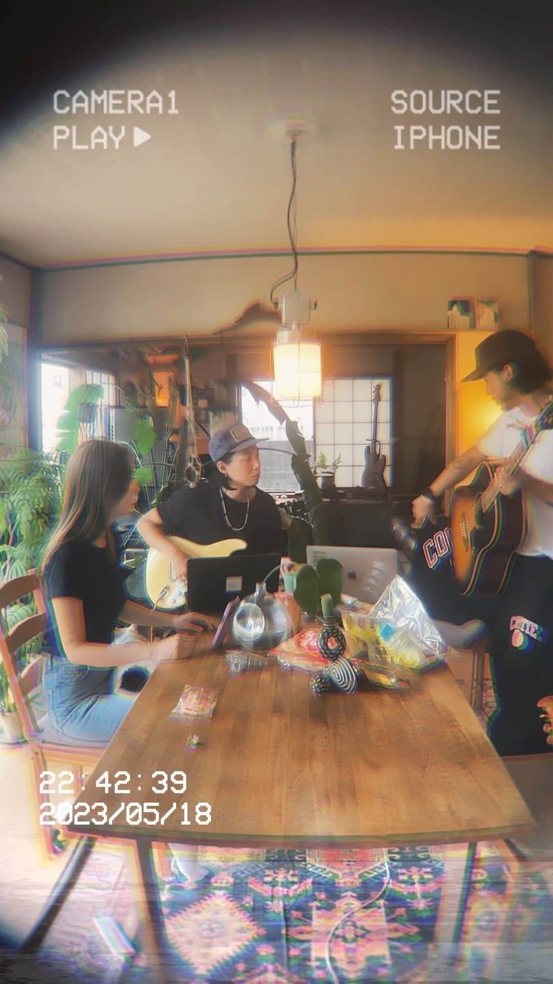 宮崎絹子のインスタグラム：「わたしたちの日常☺️✨ 新しいこと始めよう！って集まって 別のことやってるのも、うちららしいよねw 前にSession動画載せてからもう何年？ みてくれてた人いるー？ 3人でライブしたい！その時はぜひ❤️  secret base 〜君がくれたもの〜 / Zone この曲懐かしくない？ 世代感じない？🥺💕  with @__taiga__ & @kenny_yoshihara うちら18歳からの付き合い 時が経つのは早いなぁ〜  #カバー #歌ってみた #secretbase君がくれたもの」
