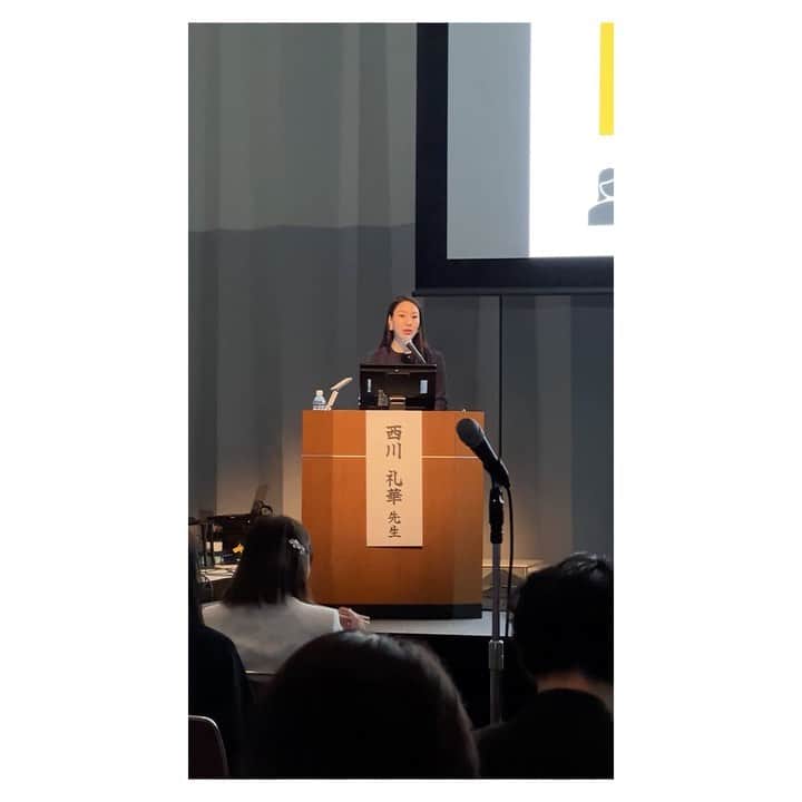 西川礼華のインスタグラム：「第111回日本美容外科学会(JSAS)総会の1日目は、「美容医療Update in 2023」というセッションで、「当院で行っている美容皮膚科的フェイシャルトリートメントアップデート2023」というテーマで発表しました。 自分らしさを残した、不自然さのない若返り治療。そのためのトレンドとしては、肌質改善がキーポイント。シワやタルミやシミにばかり目がいきがちですが、肌質を置いてきぼりにすると、なんだか奇妙な若返り治療結果となります。ちなみに、"Perception Drift" (Goldie K, 2016)という現象についても紹介しました。最初に「自然に見えるようになりたい」と思って来院した美容医療患者が、いったん局所の欠点が解決されてしまうと全体と局所との新たな欠陥を探し出すようになってしまい、いつの間にか当初求めていたはずの「自然な自分らしさ」がなくなることです。つまり、医師は患者の言うがままではなく、客観的視点で「自然さ」をアセスメントする必要があると考えます。  座長は高田章好先生。演者は、台湾のFang-Wen Tseng先生と私でした。25分の発表時間を頂戴していたので、リジュランi、女優注射、VOVリフトとSBCでのヒットメニューに関して幅広く発表させていただきました。  #日本美容外科学会 #湘南美容クリニック #ayakanishikawa  #西川礼華  #美容皮膚科  #美容皮膚科医 #若返り治療」