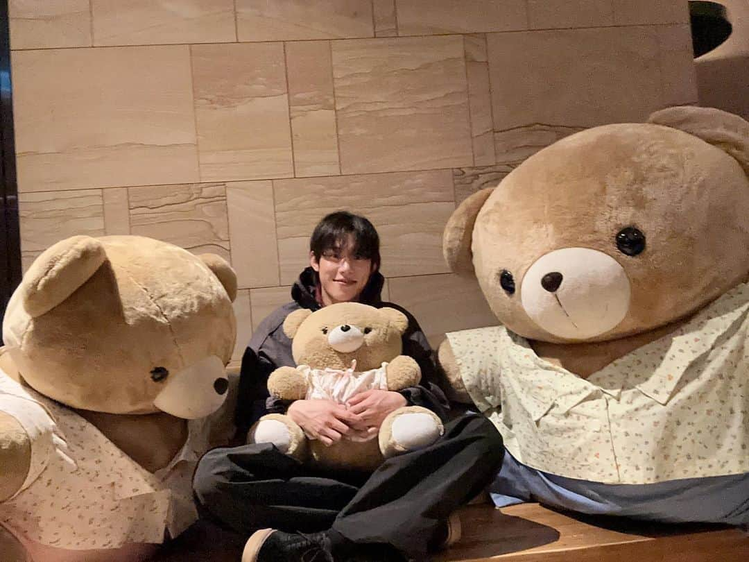 キム・ソンチョルのインスタグラム：「촬영장에귀여운🧸」