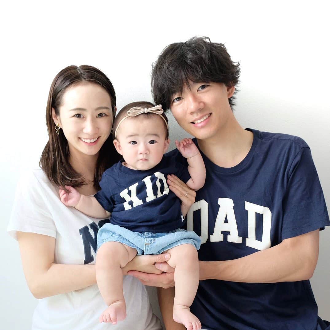 筒井萌子のインスタグラム：「*  　毎月家族で写真を撮ってるんだけど 　子どもの成長が分かりやすくて良き𓅯 ⸒⸒ 　今月は @gap_jp のTシャツでお揃い𓍯 　ジェラピケのお揃いルームウェアで撮ったり 　節分に合わせてプチ仮装したり 　毎月考えるのが楽しい◡̈⃝  　┈┈┈┈┈┈┈ ❁ ❁ ❁ ┈┈┈┈┈┈┈┈  　#サイベックス #サイベックスメリオ #baby 　#プレママ #出産準備 #生後3ヶ月 #両親学級　 　#プレママ教室 #baby #令和4年ベビー　 　#第一子 #秋生まれベビー #9月生まれ 　#育児日記 #子育て日記 #令和4年ベビー　 　#出産準備 #出産祝い #親子モデル #赤ちゃんモデル 　#ニューボーンフォト #newbornphotography  　#お食い初め #生後100日 #女の子ベビー 　#離乳食 #離乳食準備 #離乳食準備グッズ 　#gap #親子コーデ #赤ちゃんコーデ」