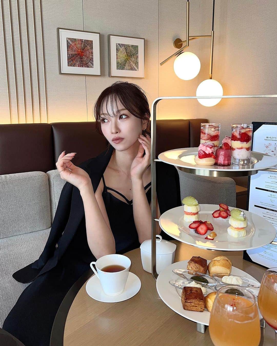 木田絵里香のインスタグラム：「. GW☕️#時差 . 明日も展示会お待ちしておりまする🌼 . #dayoff#gw#lunch#coordinate #コーデ#ブラックコーデ」
