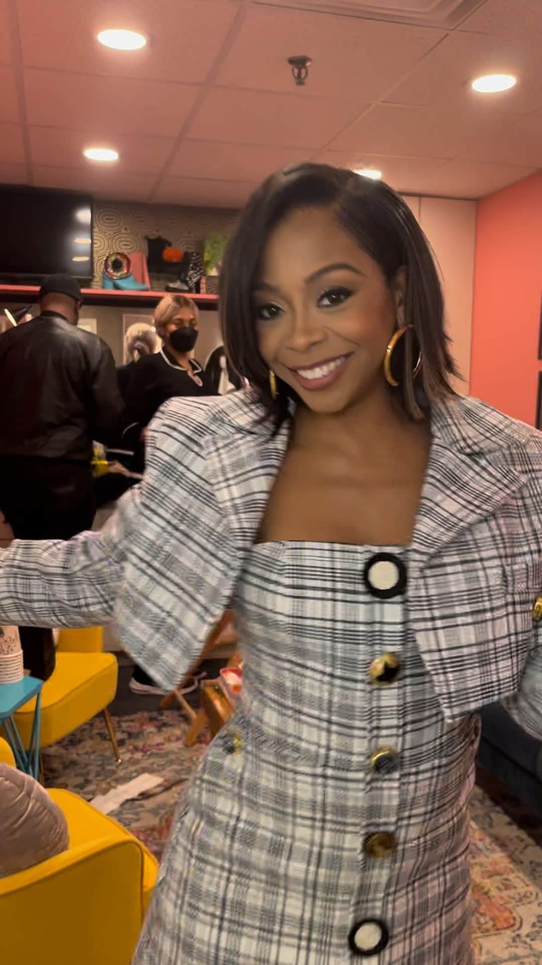 のインスタグラム：「@breshawebb is HERE today on SHERRI & she’s ready to have GOOD TIME 🤩  #sherri #sherrishowtv #sherrishepherd #fun #joy #laughter #daytimetv #talkshows #breshawebb」