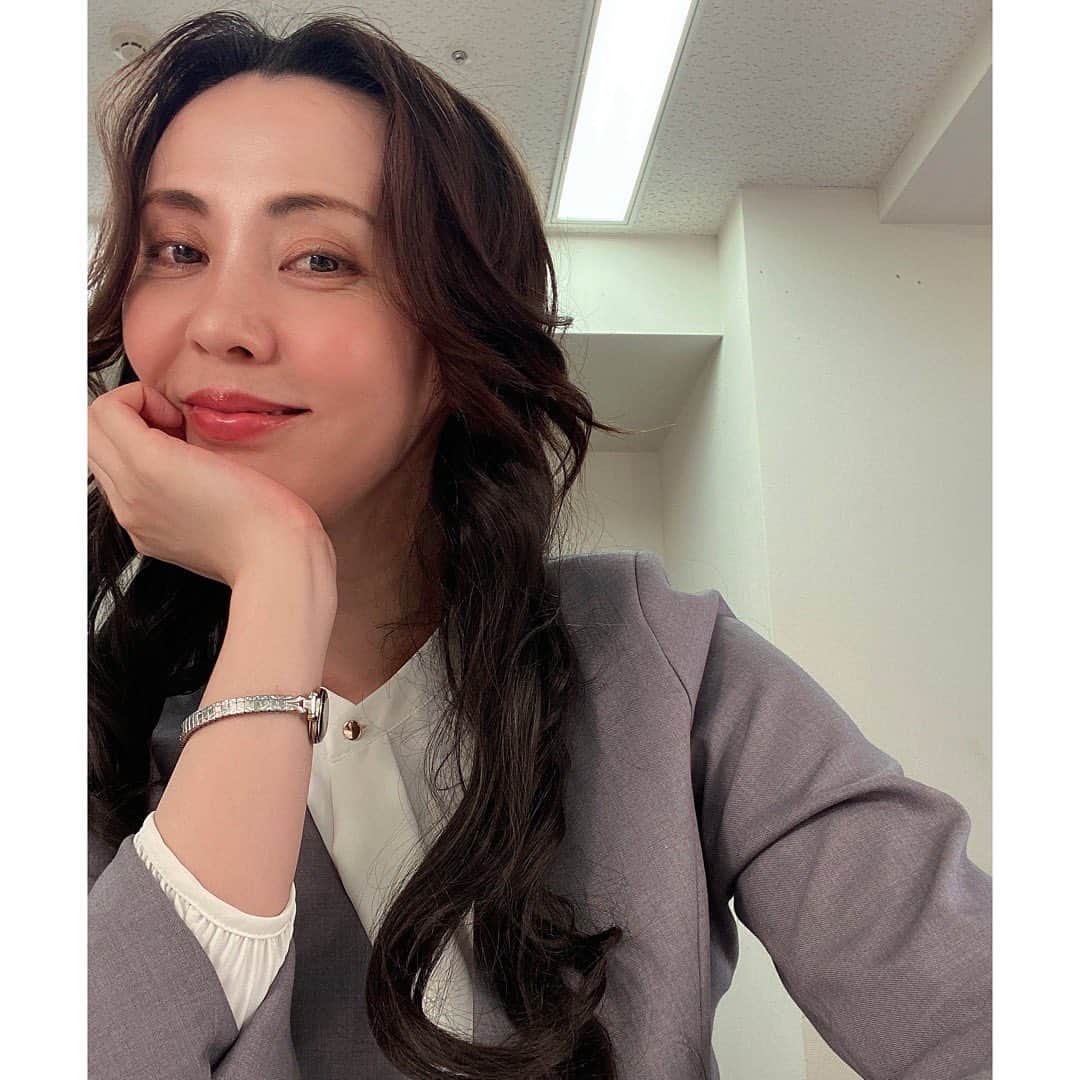 のインスタグラム：「☺︎  昨日 初日があけました〜🐧✨ ありがとうございます！！  明日も ジェローデル風な髪型で お待ちしております。  #ベルばら #ジェローデル  #舞台よりもい🐧❄️」