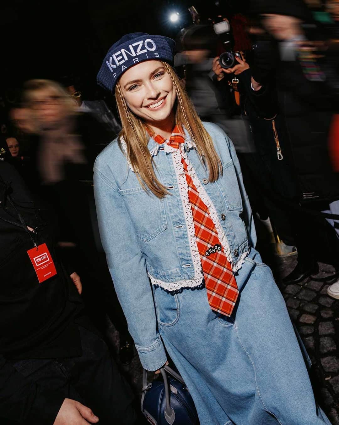 ケンゾーのインスタグラム：「🌊 @camillerazat dons her KENZO Nautical look from the Spring-Summer 2023 collection #KENZONIGO」