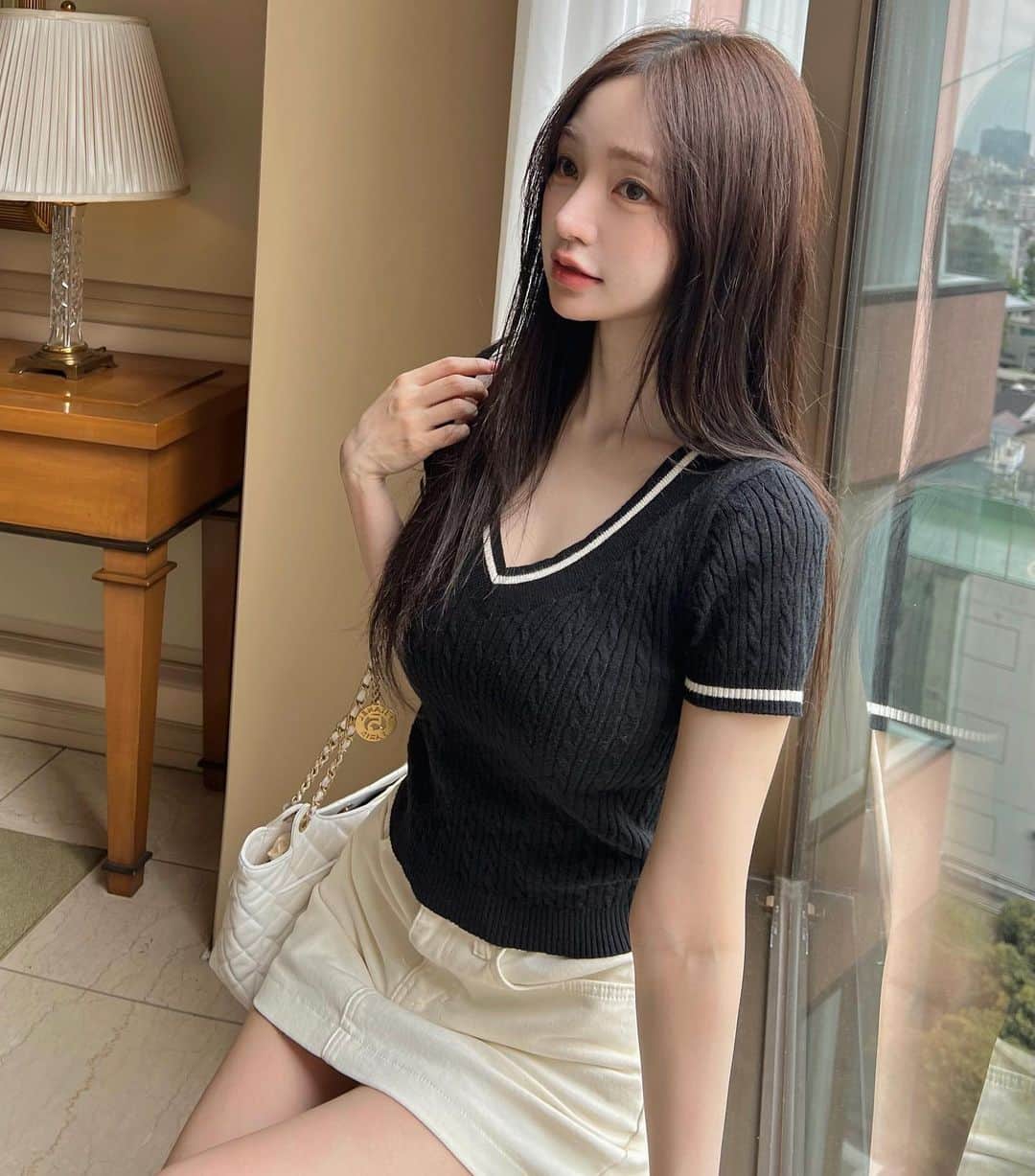 キム・ドヨンのインスタグラム：「내일 (금요일) 낮 12시 프리오더 오픈!! 요제품 드디어 입고일정 다음주 월요일로 잡혔어요!! 소량이다보니 공장에서 주말까지 업무하셔서 만들어 주신다 하셨는데 원하는컬러 디엠왔던분들만해도 어마어마해서 다못구매 하실까봐 또 벌써부터 걱정이에요,,,   원가는 59000원이지만 저번에 억울하게 품절되신분들 많으셔서 한번더 앵콜세일 45000원으로 오픈할게요!!  내일 낮 12시 꼭 달려오세요❤️」