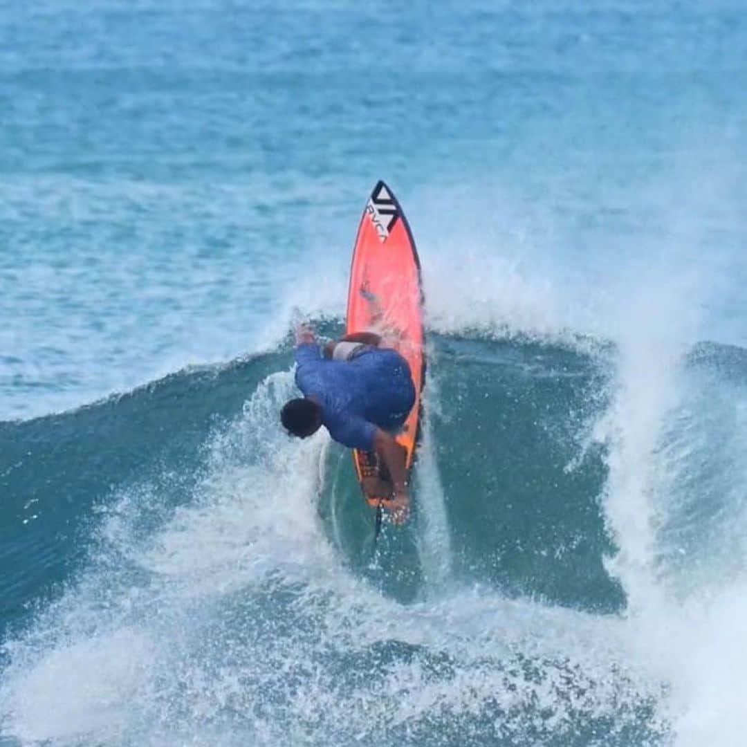 のインスタグラム：「@jackson_obando going straight up at his local wave in Nicaragua 🇳🇮 ⬆️   @rvca #balanceofopposites #rvcasurf」