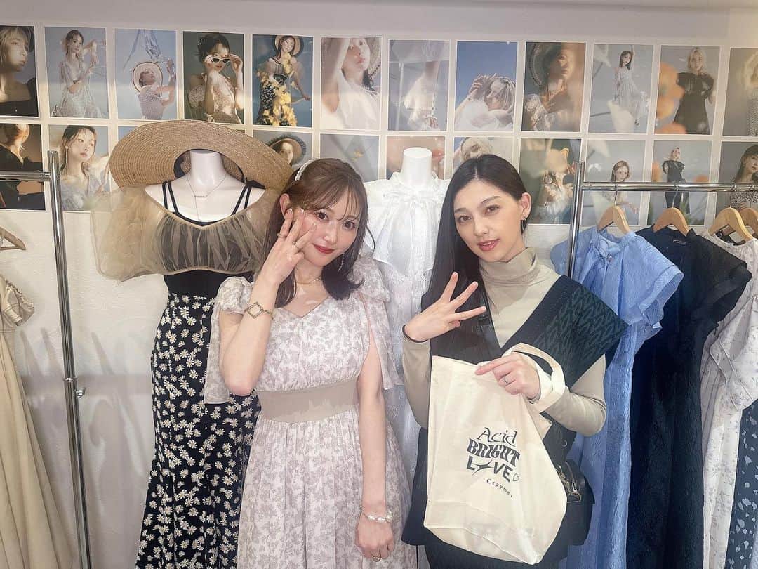 のインスタグラム：「サウナー仲間、モデルの菅野結以ちゃんがプロデュースするアパレルブランド「Crayme,」の展示会へ🩷 ※時差投稿です  Tシャツ、パンツ、ピアスをGet!!🪽  普段落ち着くから黒ばっかり買っちゃうんだけど(黒は大好きなんだけど🐦‍⬛🖤)、 せっかくの機会だしと思っていつもチョイスするのとは違う明るいカラーを選んでみた〜！  結以ちゃんのおかげでこの夏はチャレンジできそう🫣👕👖👗👡 届くの楽しみっ📦💕 たくさん着させてもらいまぁす✨  結以ちゃんとサウナピースッ🧖‍♀️🧖‍♀️ お声がけありがとっ‼️‼️  ▼Crayme, @crayme_official   ▼菅野結以ちゃん @yui_kanno  ・ ・ #crayme #クレイミー #saunner #サウナー」