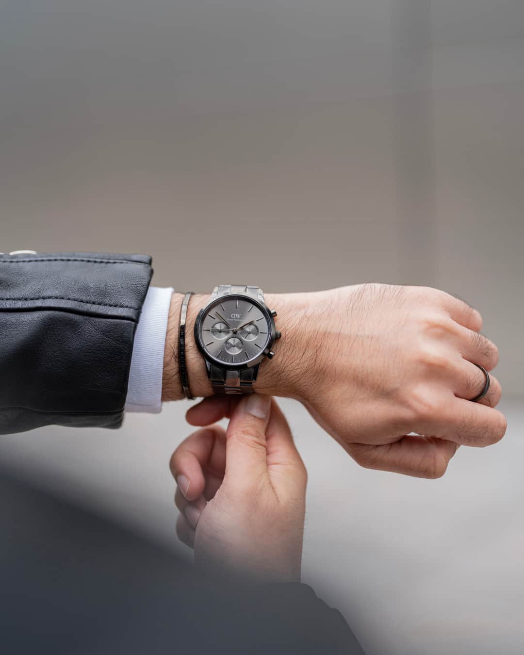 ダニエルウェリントンさんのインスタグラム写真 - (ダニエルウェリントンInstagram)「NEW IN - ICONIC CHRONOGRAPH 🔥​​​​​​​​​ This watch will have you look at your wrist often, and not just to check the time. It features multiple stopwatch functions, a tool-free interchangeable strap, and precision timing. Now available online and in-store.  #danielwellington #chronograph #watches #watchesforhim #giftforhim @styleandstylus」5月18日 23時02分 - danielwellington
