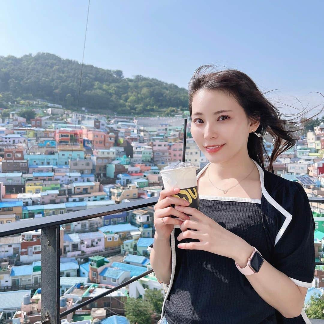 宮崎理奈さんのインスタグラム写真 - (宮崎理奈Instagram)「久しぶりの海外旅行✈️ 韓国の釜山へ💓  この日のメイクが調子良くて、韓国コスメを現地で使ったら相性良すぎた😂  @fwee_makeup_jp のフィーファンデーションガラス✨ 旅行中ってメイク直しとかせんけん、クッションファンデよりリキッドのほうが持ちがいいんだよね！ 薄づきなのに肌に密着して、夜までツヤ肌が持続されるからびっくり‼️  フィーシャインバームガラスと一緒に使ったんだけど、相性良すぎた💓  オリヤンで1位獲ってるから信用度高いよね🤣 南浦洞のオリヤン1時間くらい回った！ 広くて楽しいのよ！ サプリとかもあるから時間足りないもん🌸  まだまだあるから載せるね！ . . . . #韓国旅行 #韓国 #釜山 #釜山旅行 #プサン #甘川洞文化村 #カムチョンドンムナマウル #韓国コスメ #fwee #フィー #ファンデーション #ツヤ肌 #透明肌 #ツヤメイク #ツヤリップ」5月18日 23時07分 - rina.miyazaki0221