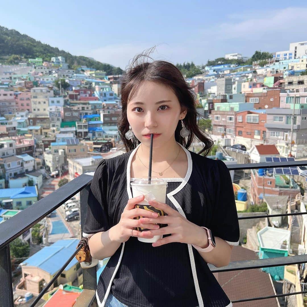 宮崎理奈さんのインスタグラム写真 - (宮崎理奈Instagram)「久しぶりの海外旅行✈️ 韓国の釜山へ💓  この日のメイクが調子良くて、韓国コスメを現地で使ったら相性良すぎた😂  @fwee_makeup_jp のフィーファンデーションガラス✨ 旅行中ってメイク直しとかせんけん、クッションファンデよりリキッドのほうが持ちがいいんだよね！ 薄づきなのに肌に密着して、夜までツヤ肌が持続されるからびっくり‼️  フィーシャインバームガラスと一緒に使ったんだけど、相性良すぎた💓  オリヤンで1位獲ってるから信用度高いよね🤣 南浦洞のオリヤン1時間くらい回った！ 広くて楽しいのよ！ サプリとかもあるから時間足りないもん🌸  まだまだあるから載せるね！ . . . . #韓国旅行 #韓国 #釜山 #釜山旅行 #プサン #甘川洞文化村 #カムチョンドンムナマウル #韓国コスメ #fwee #フィー #ファンデーション #ツヤ肌 #透明肌 #ツヤメイク #ツヤリップ」5月18日 23時07分 - rina.miyazaki0221