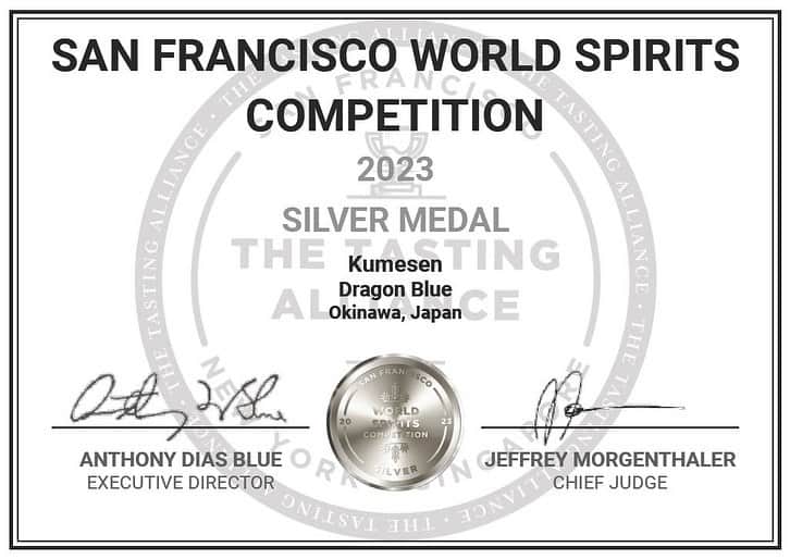 竹内力のインスタグラム：「『DRAGON BLUE』 がサンフランシスコのコンペティションで銀賞を受賞🔥  ▼サンフランシスコ・ワールド・スピリッツ・コンペティション(SWSC) 2000年に創設され、毎年アメリカ・サンフランシスコで開催されているサントリー山崎　響なども参加する世界的な酒類のコンペティション。  今回受賞した銀賞の評価では、 「洗練された技巧と複雑な味わいを持つ蒸留酒。各カテゴリーで最も優れたスピリッツを選出。」となっており、高い評価を得ました。  「SFWSC」の受賞結果は、下記 URLから ''kumesen'.で検索していただくとDragon Blueの結果をご確認いただけます。  https://thetastingalliance.com/sfwsc-2023-results/  ◆商品概要  ・商品名：DRAGON BLUE ・容量：750ml ・アルコール度数：45度 ・希望小売価格：19,800円（税込） ・発売開始時期：2022年12月9日（金） ・品目：ウイスキー ・販売場所：久米仙酒造オンラインショップ  #竹内力 #dragonblue #ドラゴンブルー #whisky #ウイスキー #ライスウイスキー」