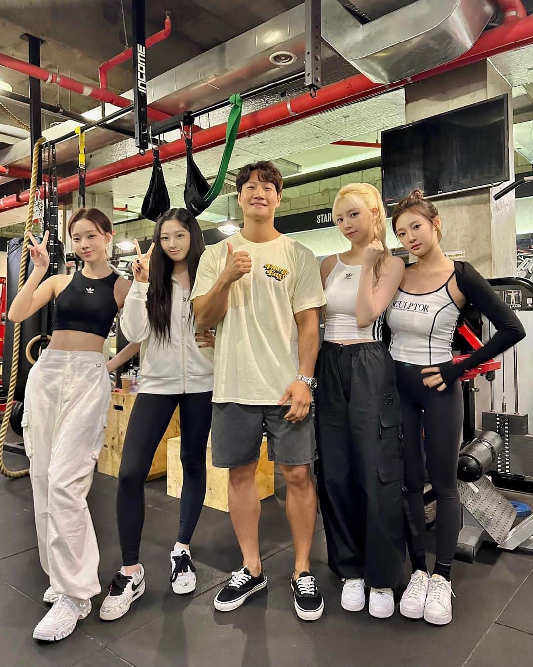 aespaさんのインスタグラム写真 - (aespaInstagram)「짐종국 💪🏋️‍♀️  youtu.be/mykEputnTHc  #aespa #æspa #에스파 #MYWORLD #aespa_MYWORLD #Spicy #aespa_Spicy #짐종국」5月18日 23時08分 - aespa_official