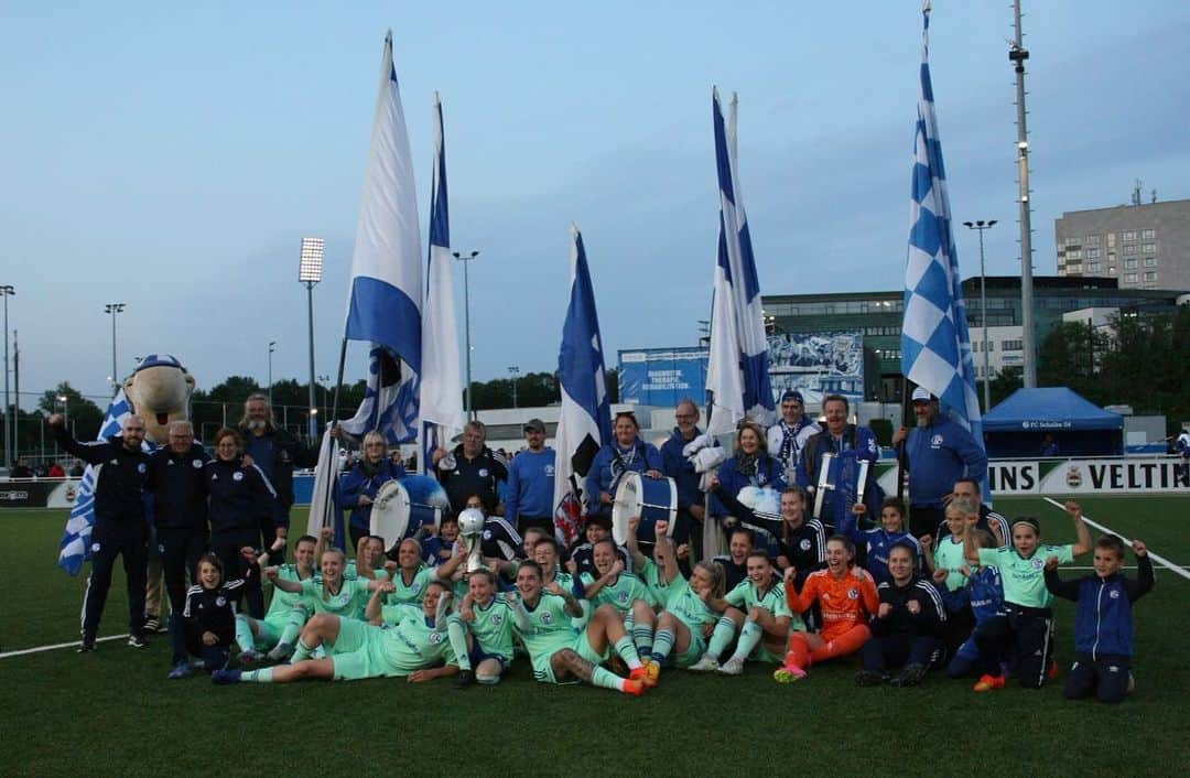 シャルケ04のインスタグラム：「04 Bilder zum Kreispokalspiel von Team Blau am Mittwochabend! Wir sagen noch einmal herzlichen Glückwunsch zum Sieg und Titelgewinn😍🙃  #s04 #schalke #fussballderfrauen #kreispokal #finale」