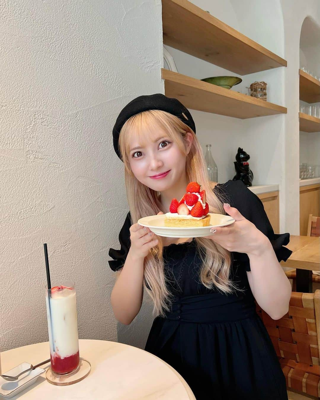 堀詩音のインスタグラム：「一緒に食べる？🍓 กินด้วยกันไหม？  #大阪 #OSAKA #本町 #honmachi #肥後橋 #HIGOBASHI #なんば  #難波 #NAMBA  #大阪カフェ #心斎橋カフェ #なんばカフェ #難波カフェ #本町カフェ #肥後橋カフェ #大阪グルメ  #難波グルメ #本町グルメ #肥後橋グルメ #大阪ランチ #難波ランチ #本町ランチ #肥後橋ランチ  #大阪スイーツ #スイーツ #いちごスイーツ #sweets #cafe #ソビノワ」