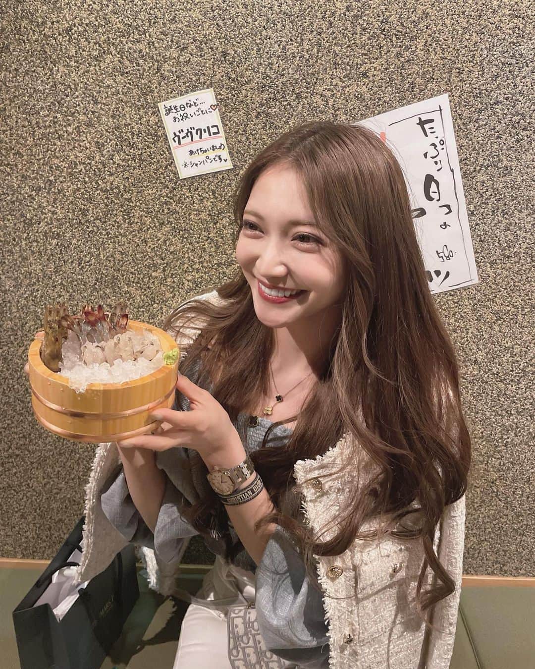 のインスタグラム：「🦐美味しかった💓 . . .  #大人かわいいコーデ #韓国ファッション #オルちゃんヘア #おるちゃんファッション #韓国メイク #オルチャンファッション #春夏コーデ #夏コーデ #オールインワンコーデ #オールインワン #dolly #ファッションコーデ #dior #ボディライン #ボディメイク #」