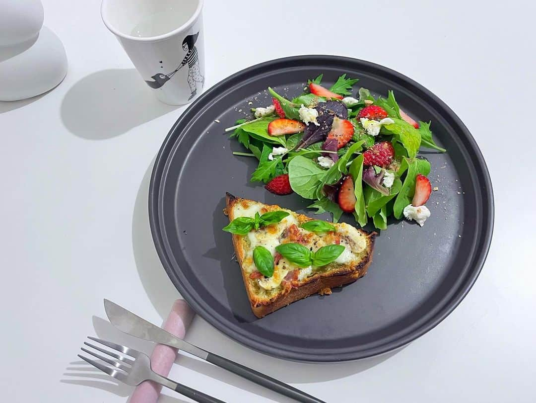 笹口直子さんのインスタグラム写真 - (笹口直子Instagram)「米粉パンのサラダプレート🥗 ☑︎米粉パン ☑︎バジル ☑︎生ハム ☑︎マッシュルーム ☑︎苺 ☑︎ベビーリーフ ☑︎モッツァレラ  #おうちごはん #サラダプレート #ワンプレートランチ #オーガニック野菜ソムリエ」5月19日 10時11分 - na.o.ko.16