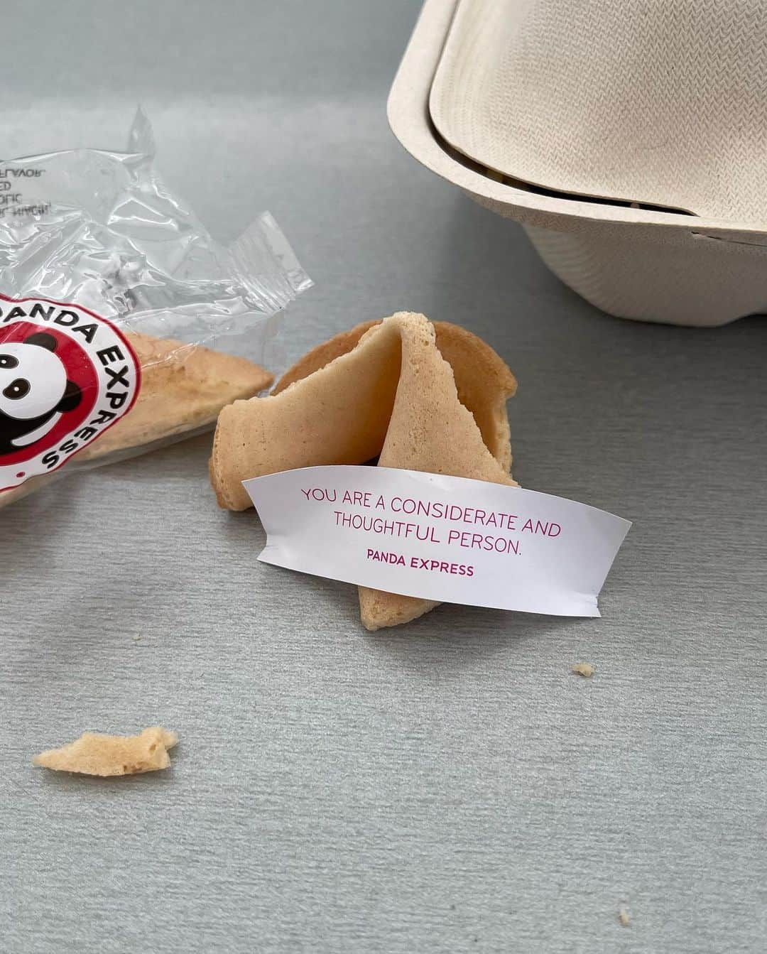 ヤニス・アデトクンボさんのインスタグラム写真 - (ヤニス・アデトクンボInstagram)「Aww thank you Panda Express   P.S. there wasn’t enough teriyaki chicken on my bigger plate 😂」5月19日 10時12分 - giannis_an34