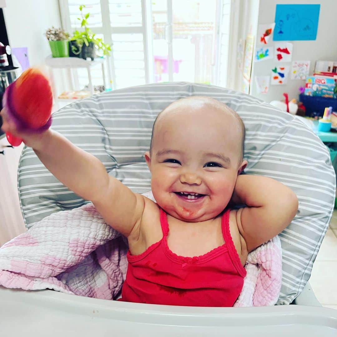 メーガン・デュアメルのインスタグラム：「Could she get any cuter 😍  My little chunky monkey girl! Loving her watermelon. Or any food for that matter!  Love her infectious smile that she has all day for everyone.   #babygirl #thisis10months #miyacharlierose」