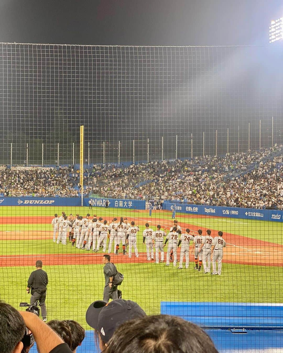 水嶋菜月のインスタグラム：「今年初の神宮⚾️✨  日中暑すぎたから薄着だったけど、気持ちよく過ごせる季節になりました🥰  スタンドに入った時に見る景色、何度見ても「最高ー！」って叫んじゃう☺️☀️ ドームとは違う良さがあります♪  最近のジャイアンツ、若手選手の活躍が嬉しい！🧡 流れを変えてくれたのはベテラン坂本選手の1発⚾️🌈 やっぱり頼もしかった💪✨  ハイタッチ🤚一緒にしてる風の写真 人で隠れちゃったのが残念🙍‍♀️  良い試合でした🥰  #明治神宮野球場 #読売ジャイアンツ #東京ヤクルトスワローズ #野球観戦 #giants #swallows  #友達とたまたまおそろいのピアスだった😍」