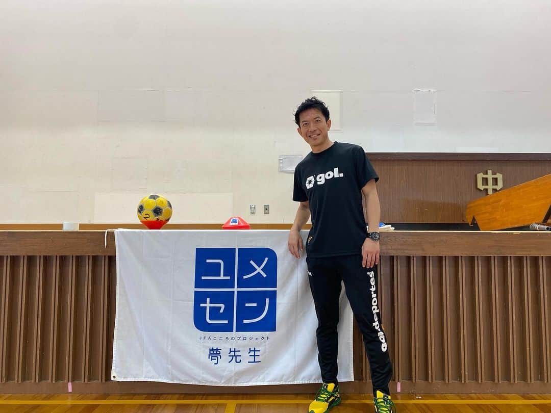 太田吉彰さんのインスタグラム写真 - (太田吉彰Instagram)「5月15日〜17日　鹿児島県出水市米ノ津中学校で、夢先生として、大切なことをたくさん伝えてきました。  一生懸命聞いてくれた生徒のみなさん、ありがとうございました。 昼休みのサッカーも楽しかったです。  今後も、たくさんの人との出会いを大切に感謝の気持ちを忘れずに頑張ります。  #夢の教室　#ユメセン　＃夢先生　#JFA  #JFAこころのプロジェクト」5月19日 8時43分 - yoshiakiohta09