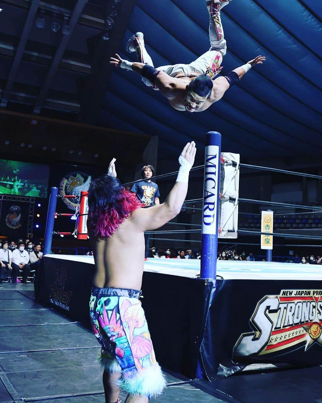 KUSHIDAさんのインスタグラム写真 - (KUSHIDAInstagram)「#SuperJrLegendseries Overpost Dive a.k.a Great Sasuke Special @thegreatsasuke 🙏  #kushida #BOSJ30 #新日本プロレス #newjapanprowrestling #njpwworld #njpw1972 #njpwstrong #みちのくプロレス」5月19日 8時43分 - kushida_ts