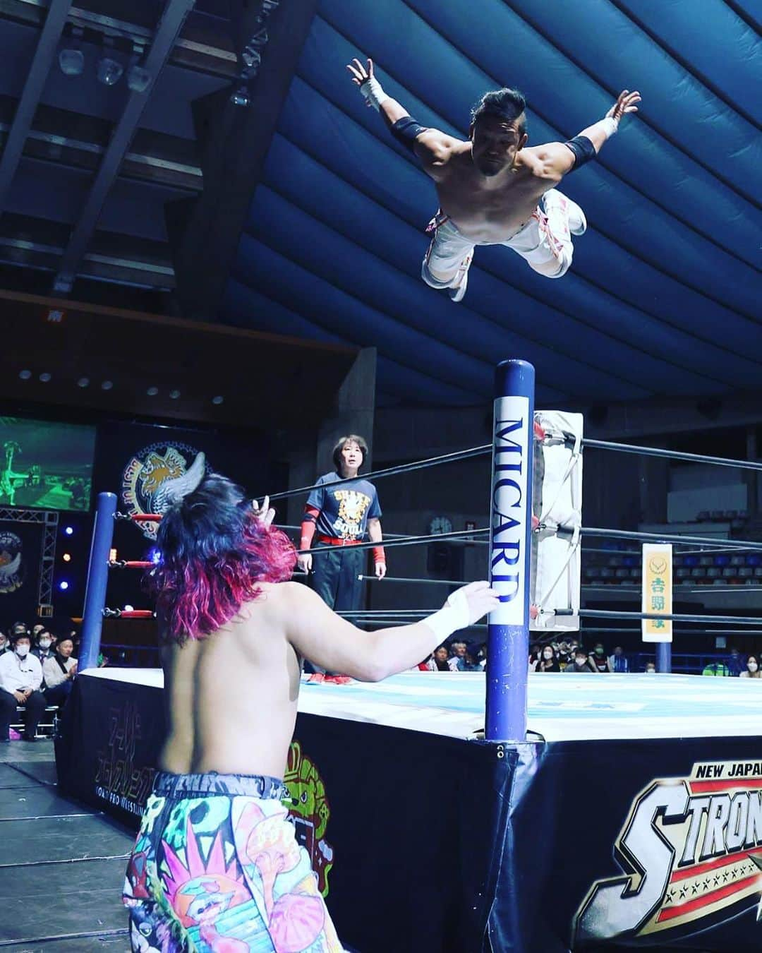 KUSHIDAのインスタグラム：「#SuperJrLegendseries Overpost Dive a.k.a Great Sasuke Special @thegreatsasuke 🙏  #kushida #BOSJ30 #新日本プロレス #newjapanprowrestling #njpwworld #njpw1972 #njpwstrong #みちのくプロレス」