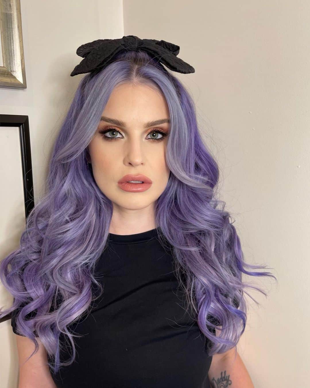 ケリー・オズボーンのインスタグラム：「I feel the lavender haze creepin' up on me」