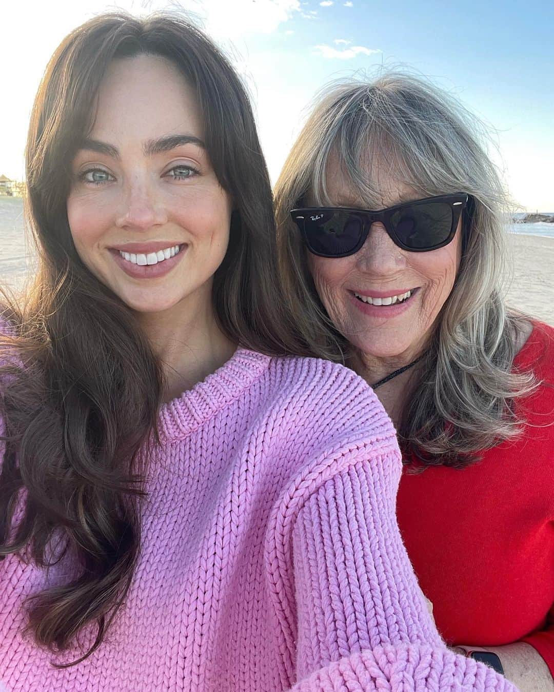ELOUISE MORRISのインスタグラム：「Nanna Lindy is in town 😎 @lindymorris1 💗❤️💗❤️💗❤️」