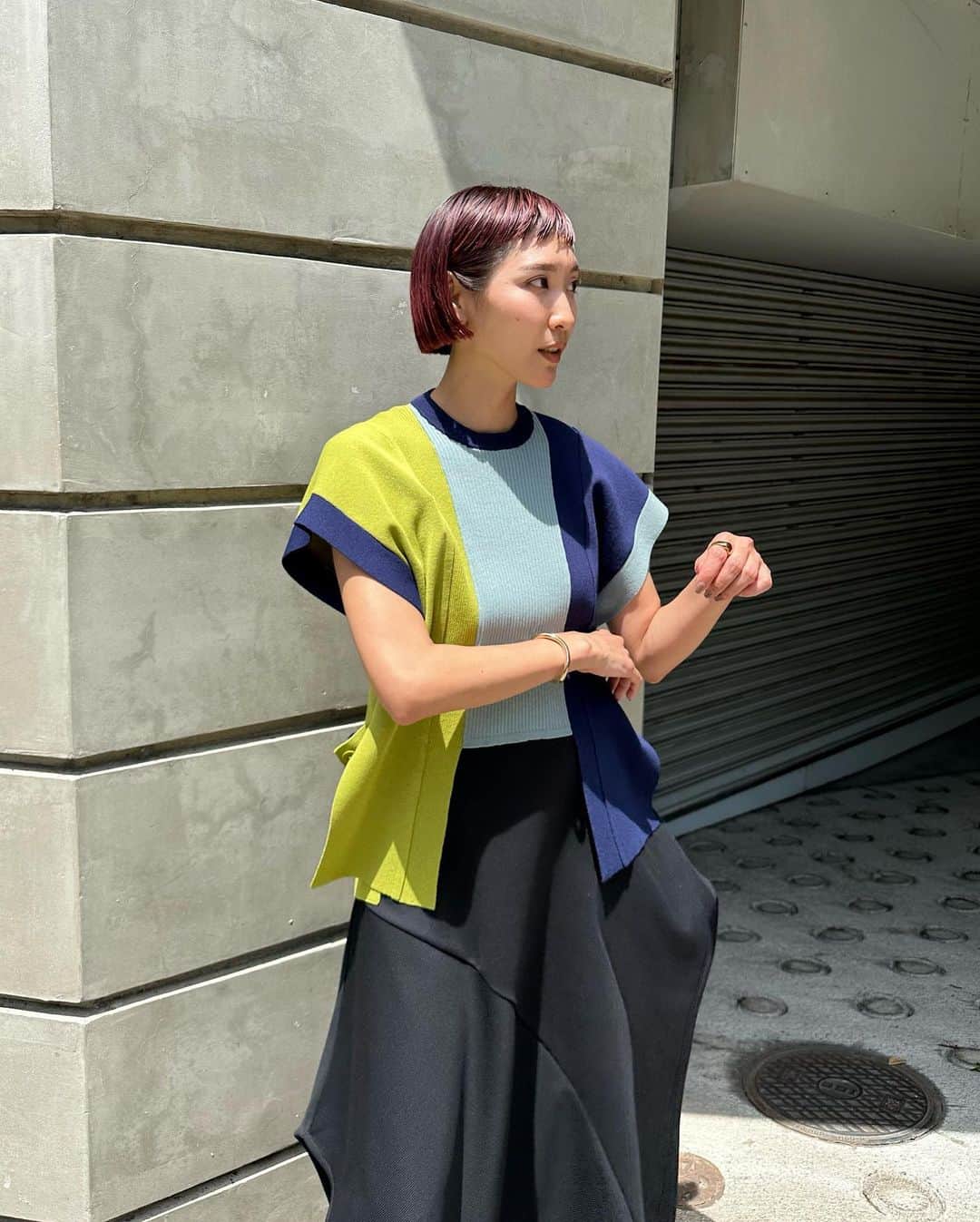 小竹麻理のインスタグラム：「PLUSらしいカラーブロッキングが可愛いニットベストは、レイヤードスタイルにも使えるから本当に大活躍☺️✨ 昨日はお気に入りのドレープワンピースにレイヤードしてました。 どちらも6月発売ですが、ECでは先行発売しています❤️☺️ (好評なようで凄く嬉しい！)  #PLUS_WOMEN」