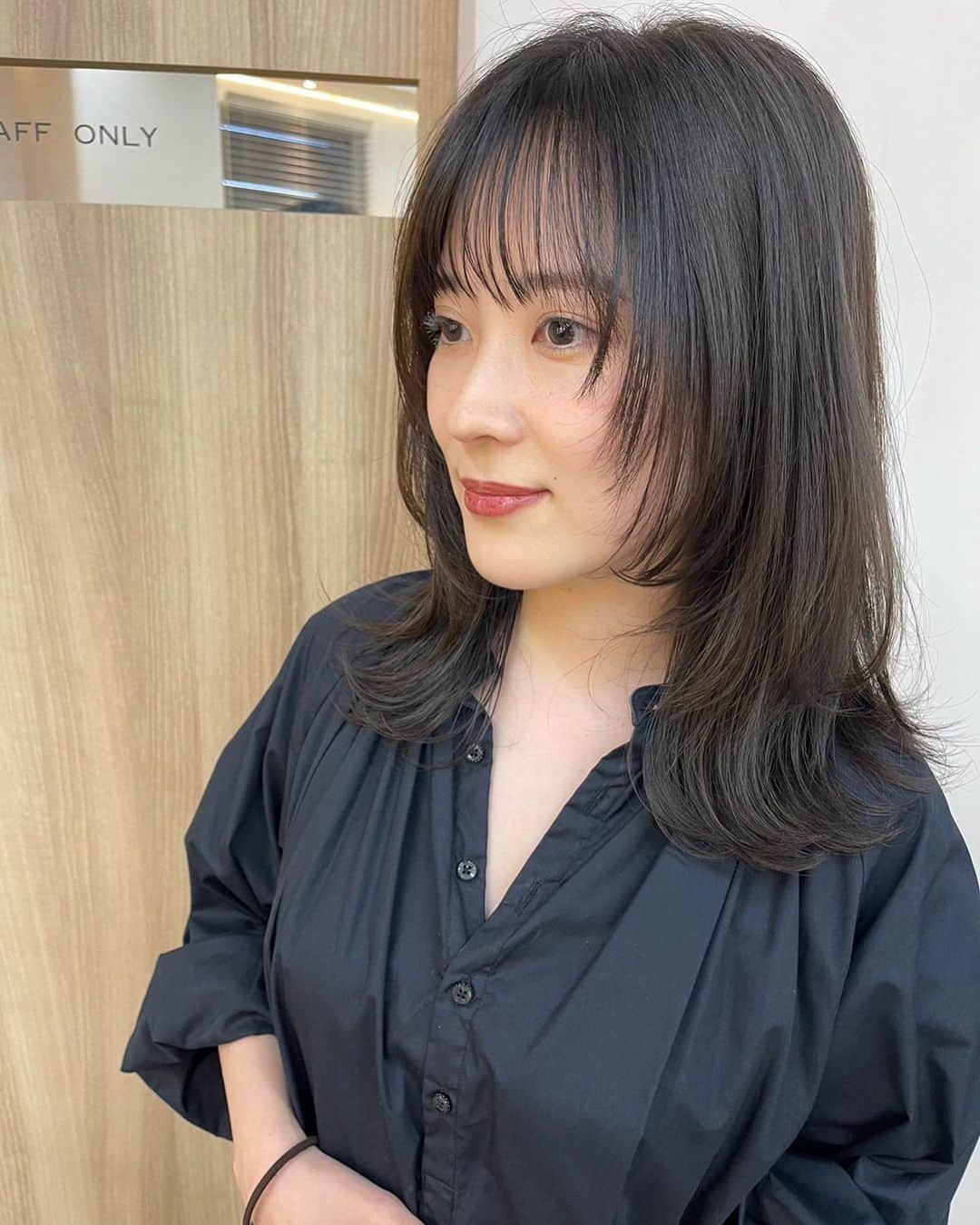 亜希子のインスタグラム：「大切な映画の情報解禁をした昨日。  私の力など、とても微々たるもので、素晴らしいキャストの皆さまと製作チームの皆さまのおかげでこの日をを迎えることが出来たと心底思っていますが、ひとりの原作者としては温かいメッセージを沢山頂き、身に余る思いでした。  (連絡をくれた家族、友達も本当にありがとうでした)  さて、しかし、その頃、実生活では。  さりげなく風邪の病み上がりで1日中ジャージ姿、さらに髪はボサボサ、肌もボロボロ💃🩰  「あぁ、これではいけない 」と、思いきって髪切りました。  気合いの大人ウルフヘアに🐺ガォー  1億3万年ぶりに前髪も作って頂き、ふっくらと自己肯定感が蘇って参りました。  プロの力は偉大ですな…。今日も机にかじりついて執筆に励みます。」