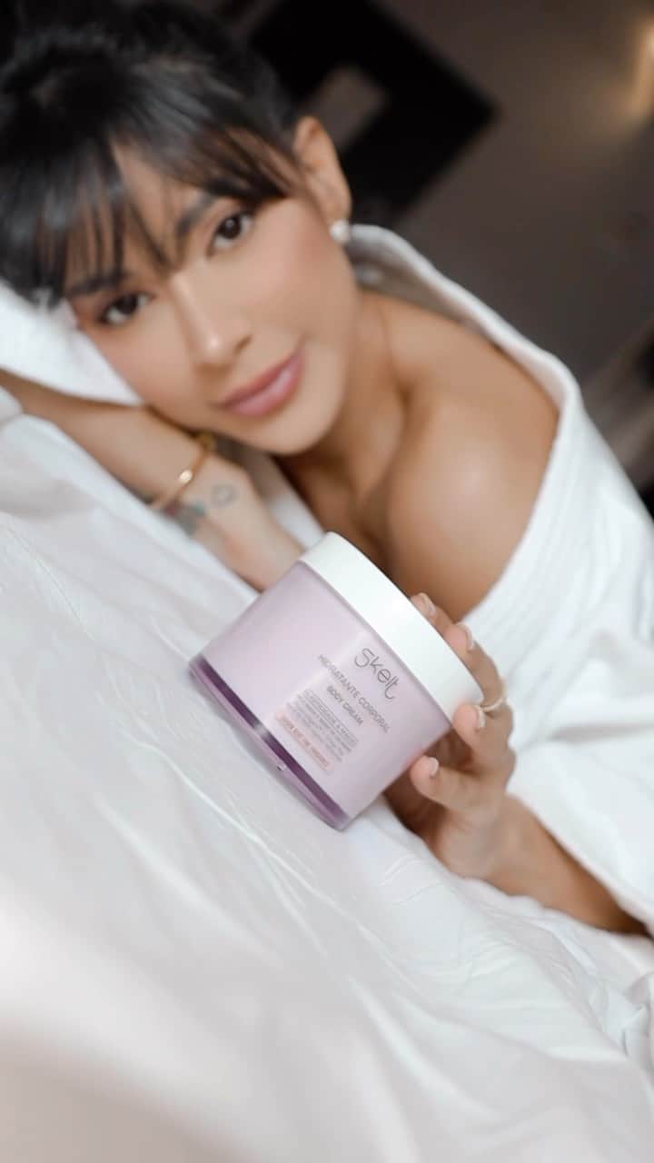 Gabriela Salesのインスタグラム：「Lacrinhas, segredo revelado! A @skeltcosmetics , marca mais vendida de autobronzeadores e maquiagem corporal, agora também tem uma linha de skincare corporal!!! São 3 hidratantes de alta performance e fragrância e o Shower Cream que voltou com nova embalagem. Cada um tem um tratamento diferente para a pele do nosso corpo, além de um cheiro que parece real perfume (e que fixa também)! O Body Cream Amalfi Sunset proporciona hidratação intensiva por 48 horas. O Body Cream Urban Beat dá um boost de colágeno na pele. E o Body Cream Unexpected Day dá um efeito tensor imediato. Viraram meus preferidos pro dia a dia! Sério! Apaixonada!!! Cupom: RICA10 *publi」