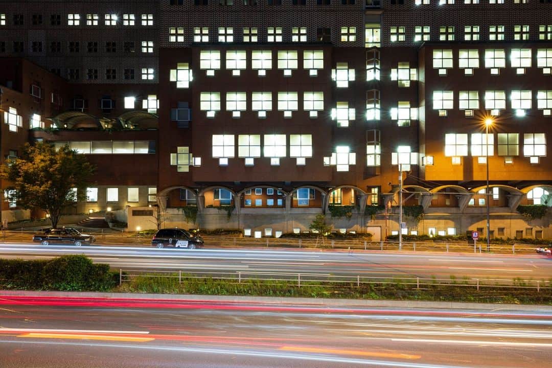 Meiji Gakuin/明治学院大学/明学のインスタグラム：「夜の白金キャンパス本館🌙  日が長くなってきてきましたね。 たまには肩の力を抜いて、 リラックスしながら過ごしてください😌  今日もお疲れ様でした✨  #明治学院大学 #白金キャンパス #白金 #春学期 #春学期もがんばろう #明学 #明治学院 #明学人 #勉強 #大学 #授業 #夜景 #明学生 #メイガク #明学ライフ #大学生活 #mgu #meijigakuinuniversity #meijigakuin #meigaku #photography #photographer」