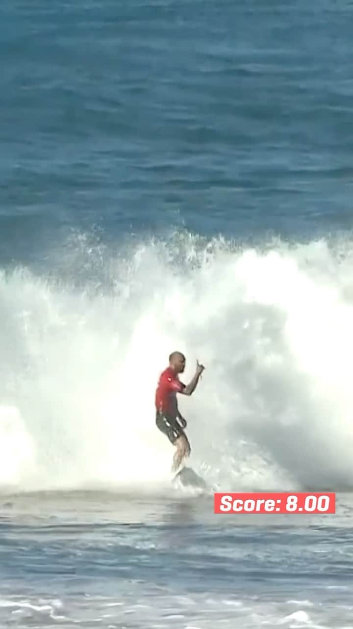 世界プロサーフィン連盟（WSL）のインスタグラム：「@jadsonandre making it out of the doggy door and into the Round of 32 💥 Watch the @gwmaustralia #SydneySurfPro live on worldsurfleague.com.  @originalbonsoy @destination_nsw」