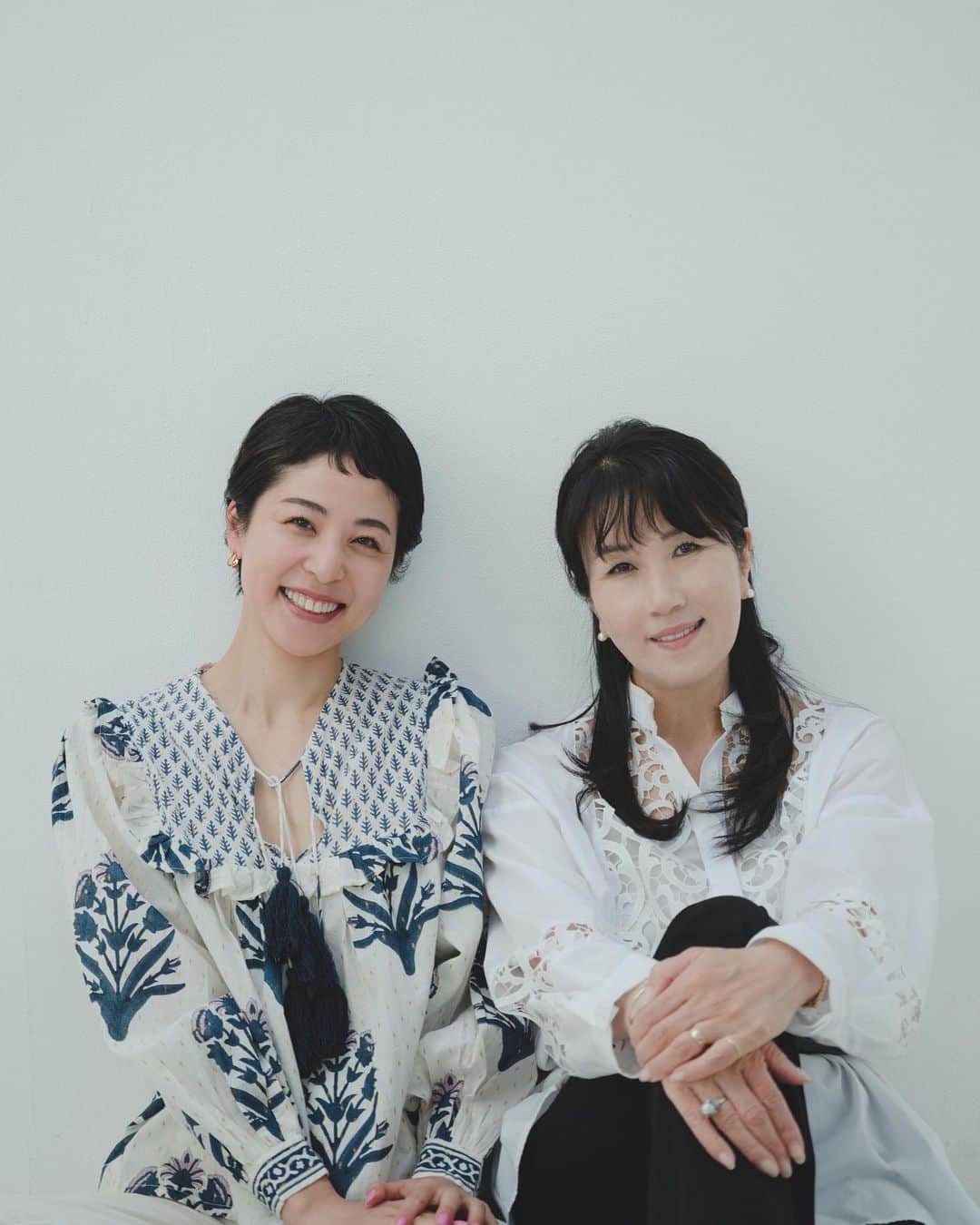 福本敦子のインスタグラム：「【予約開始しました📕】先月、本の表紙の撮影があった。 森田先生＆編集Dと3人で会うのは久しぶり。 半年前、初めての３人での打ち合わせは 母がもう末期なのに会えず、気の持ちようがわからなかった頃。😭 私以外の2人は初対面なのに❣️泣きながら打ち合わせに行って、全然仕事の話にならなかった。でも、森田先生は寄り添ってくれて、 岩谷さんはそこにいるだけでどっしり支えてくれた🦁 その時の森田先生の言葉が忘れられない。 本に書いてあるのでぜひ読んでみて欲しい。 . そこから半年経って、表紙撮影の日。 最初の日とは、全く空気が違った🕊️ 時間、というもののはたらきで、皆それぞれ 人生のページを何枚かめくった後の再会。 ３人とも清々しい空気を纏って、ずっと笑顔だった。 あの頃と比べると本当かな？と思うくらい春の光と、楽しい雰囲気が眩しかった✨ . 撮影を終えて帰宅してふと1人になった時 初めての打ち合わせを思い出して、そのコントラストにホッとして涙が出た😢 自分や家族にとって苦しかったこと、悲しかった思いも、時間と、人の力のおかげでまた別のいのちに変わった気がした😢 . どんな出来事があっても常に〝その先がある〟事を体感させてくれる流れだった。 あの時の大変な気持ちも、今は違うものになって、 過去になって、風の中のものになって、 また別の新しい未来がやってくるのがわかる🍃 . 外側がそう変化し続けるからこそ、　 自分の中にずっと変わらないものがあるのも感じる。 . なんだか自分の中の殻がポロッと脱げた気がした。 子供の歯が抜けるみたいにすごく自然に。🦷 . 同時期に、父にも変化があった。最初は自分の気持ちの扱い方がわからなかった父も 喪失感と向き合いながら、人と関わりながら（野菜を作ってるから自然のパワーももらってるかも🥕）前に進み、 最近「帰ろうかな」と言ったら軽く忙しぶられた😂 ちょっとほっとした。 ちゃんと「次」に行けたのかなって思う🙏 時間と、人の気持ちと、季節の流れに助けられた瞬間だった🌸長いけど読んでくれてありがと💝 #W敦子本　#Amazonで予約開始しました」