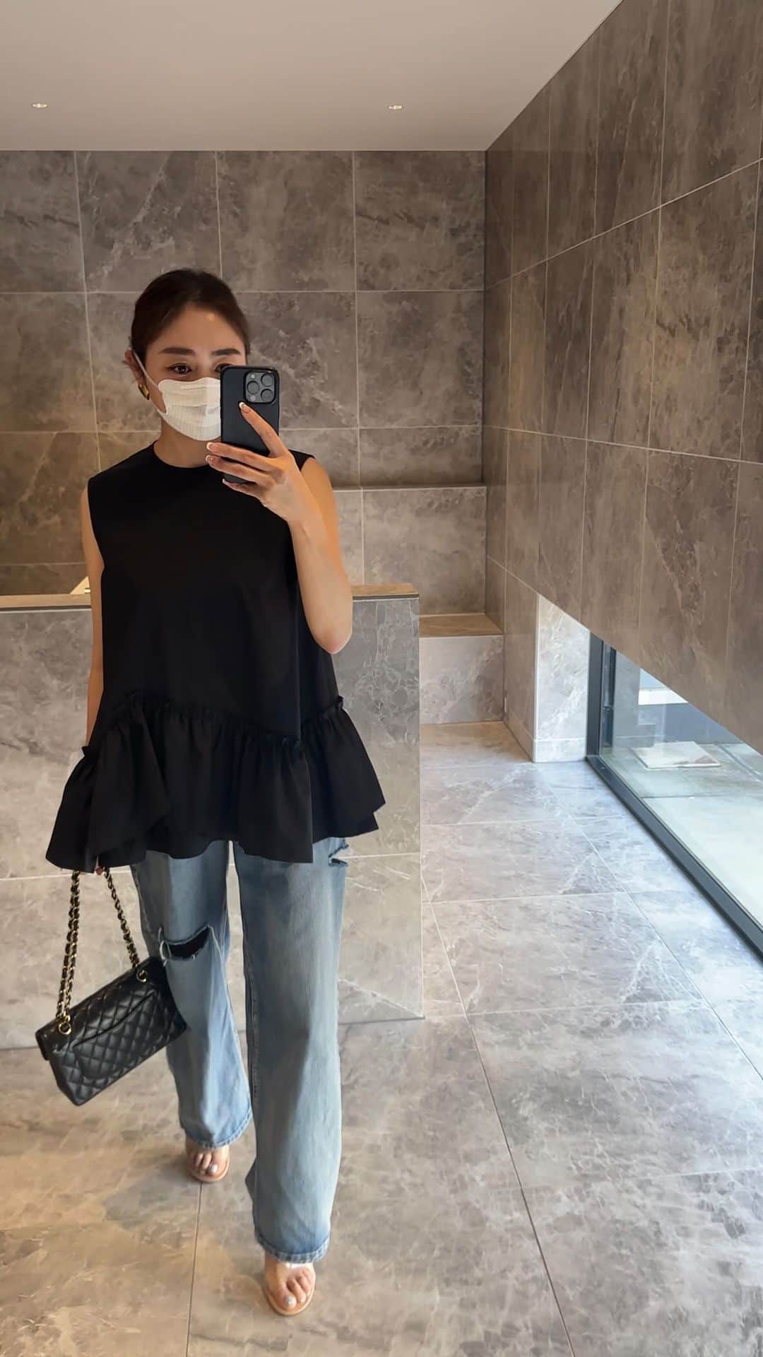 Keikooooooのインスタグラム：「コーデ🖤 暑すぎてノースリーブ着てます🫣☀️ 新しいデニムは、 @ivy_select さんで。 ノースリーブは @liten.official の新作のブラックです🖤 ワイドパンツにも相性良しでした☺️  tops @liten.official  denim @ivy_select  bag @chanelofficial  shoes @zara  #ママコーデ#カジュアルコーデ#シンプルコーデ#デニムコーデ#カジュアル#大人カジュアル #大人コーデ#大人かわいい #シンプル#リテン#liten#zara #chanel #ivyselect」