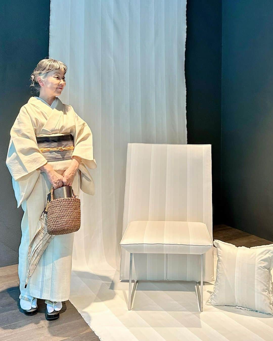 山崎陽子のインスタグラム：「新樹 隈研吾さんと築城則子さんがコラボする テキスタイル「KUMASHIMA」 「葉脈」シリーズ、ローンチトークショーへ。 #kimono #生紬  #築城則子 #小倉織 #瀑2020  #唐組 #真弓 #道明  #kumashima #小倉縞縞 #timeandstyle 「建築を織る、柱と梁によって」建築家 隈研吾 「経糸と緯糸の交叉は、極小の立体」染織家 築城則子」