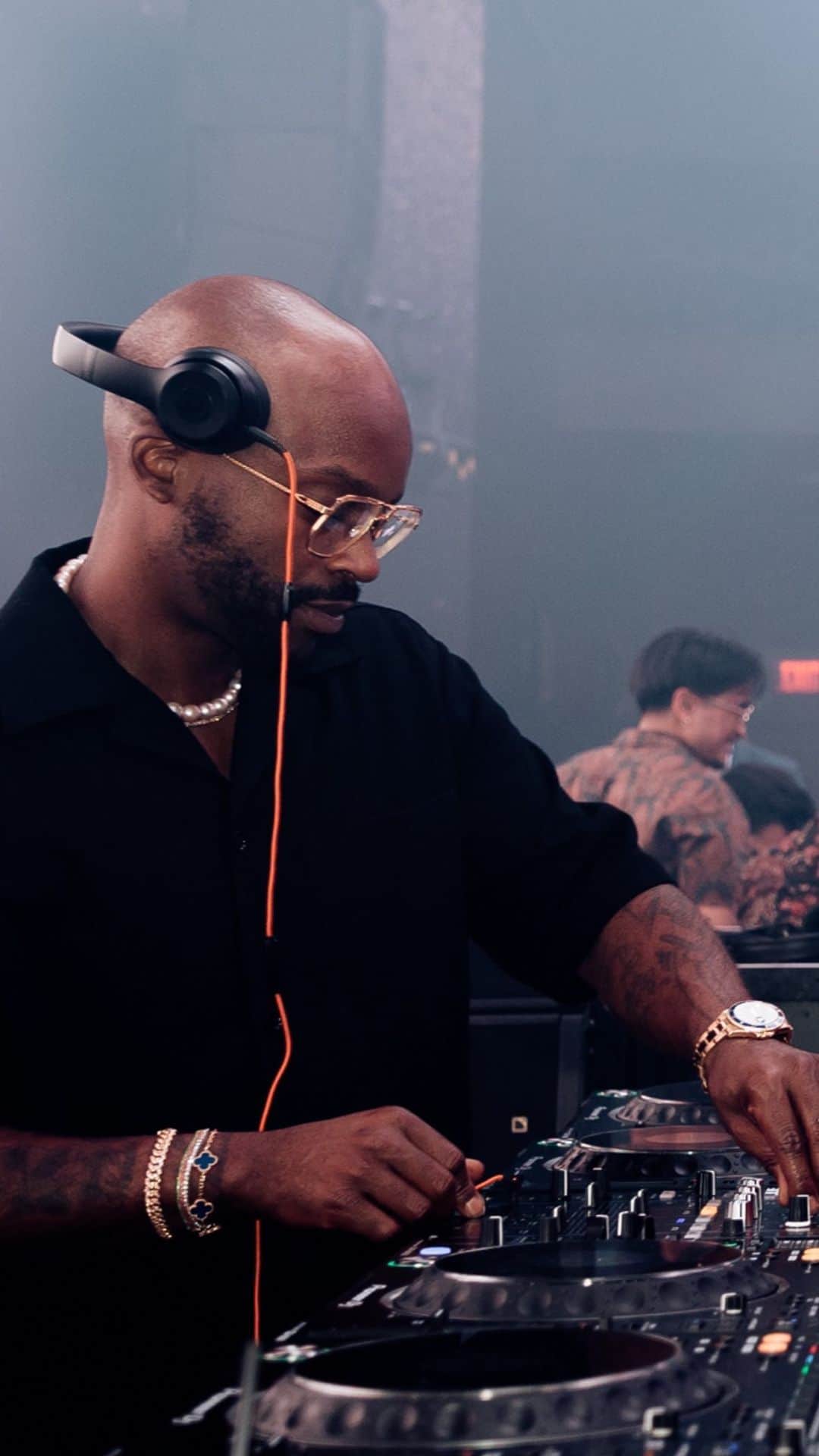 テイラー・ジェームスのインスタグラム：「Always a vibe @zoukgrouplv special thanks to @felishafury & @fallonfallon for performing there platinum single “do it do it” live.  We had a great time, grateful for everyone in attendance.  Celebrating my birthday all month ♉️  📷: @cbradyphotography x @evanpaterakis」