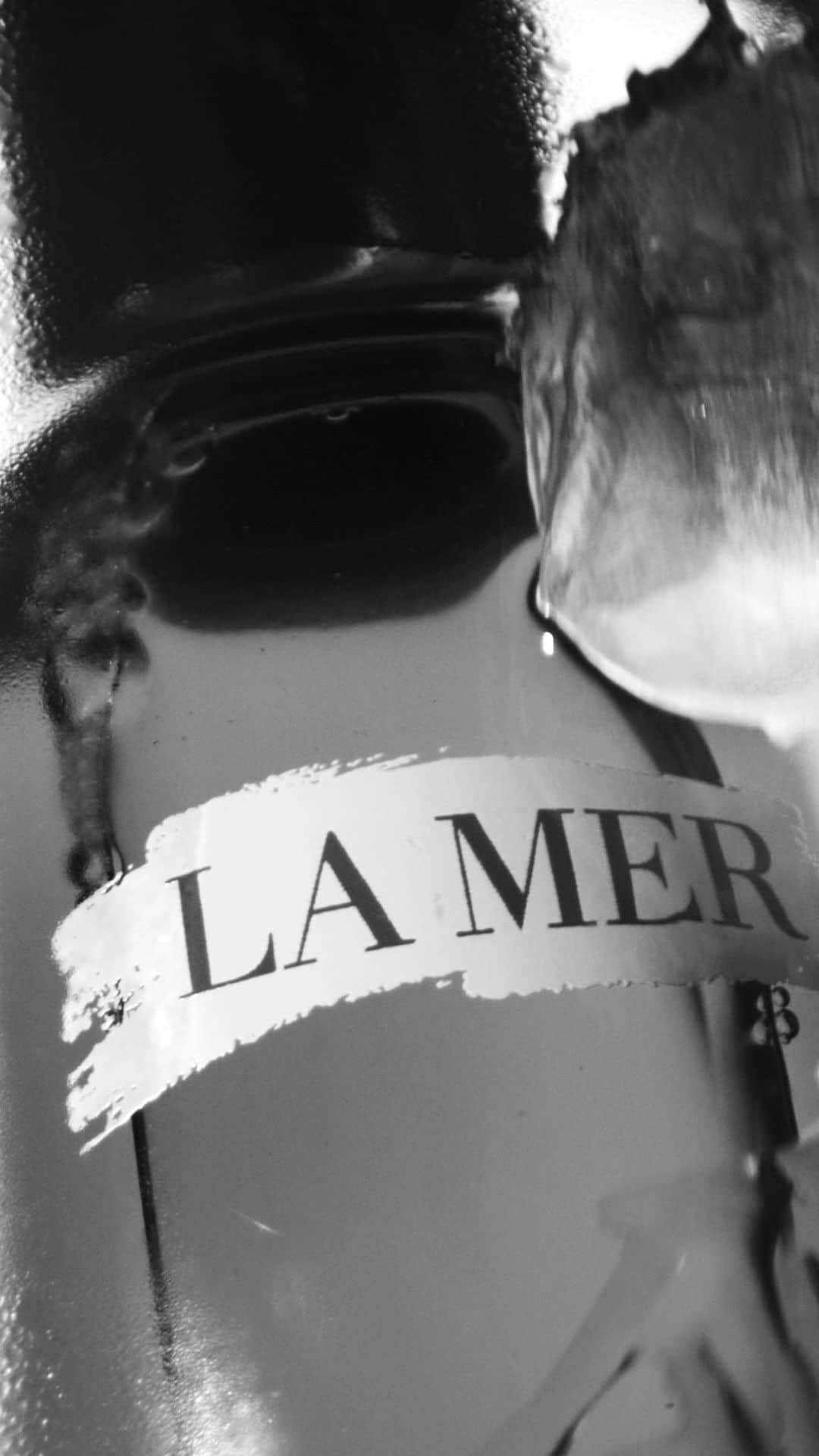 ドゥラメールのインスタグラム：「Float away in all the luminosity of La Mer.  Our seasonal standby? The Treatment Lotion, rich with energizing hydration, powered by the one and only youth-renewing Miracle Broth™.   Shop at the link in bio. #lamer #lamerskincare #lamertreatmentlotion」